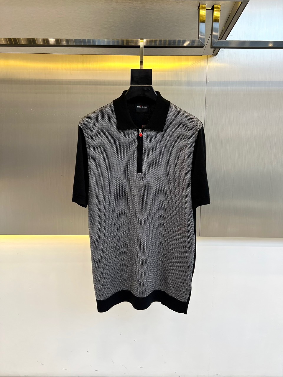 NO:426936,Kiton | Island Cotton Half Zipper Lapel T 25FW official website released series simultaneously. The body of the clothes is crochet pattern, the collar, sleeves and back are navy blue, which is very simple and very quality. It can be used as an inner layer in early spring, and can be worn alone in summer, and can be matched in various forms. The collision of colors and art, the unique neutral tone, and a bright red zipper is like a bright color in autumn, which instantly illuminates your overall shape. The lapel design that combines classic and fashion, paired with a striking red zipper, highlights a unique taste and fashion attitude, simple without losing style. It is only business and casual, versatile and not picky!  48-56 (model 173, 143 catties upper body 50 sizes), alexander wang19860909kiton |海岛棉半拉链翻领T 25FW官网同步发售系列.衣身上是钩花图案,衣领、衣袖和背面是藏蓝色,非常简单也很显品质.早春可作为内搭,夏季可单独穿着,可以搭配出多种形式.色彩与艺术的碰撞,独特的中性色调,搭配一抹鲜艳的红色拉链,如同秋日里的一抹亮色,瞬间点亮你的整体造型,经典与时尚融合的翻领设计,搭配醒目红色拉链,彰显独特品味与时尚态度,简约而不失格调.商务休闲俩即可,百搭不挑人！48-56（模特173,143斤上身50码）,,alexander wang,Men's clothing