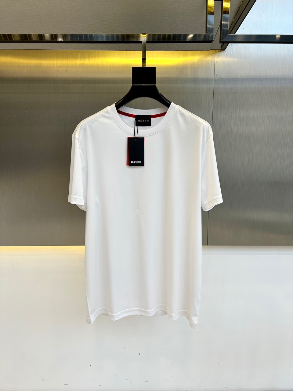 NO:426941,Kiton - New spring and summer men's round neck mercerized cotton short-sleeved T-shirt, the logo on the front chest is very expressive, using extremely distinctive colors to create an aesthetic sense of space, and with a simple and generous round neck, the comfortable fabric allows you to enjoy the unrestrained and comfortable feeling. The simple and neat design makes your mood relaxed and bright. 48-56 (model 173, 143 catties upper body 50 sizes), T-shirt,tees, t-shirt,alexander wang19860909Kiton-春夏新品男士圆领丝光棉短袖T恤,前胸的logo 设计极具表现力,用极特色的色彩构造出美学的的空间感,搭配简单大方的圆领,舒适的面料能让你尽情享受无拘无束的惬意感,简洁利落的设计,让心情也随之轻松明快.48-56（模特173,143斤上身50码）,,T-shirt,tees，t-shirt,alexander wang,Men's clothing