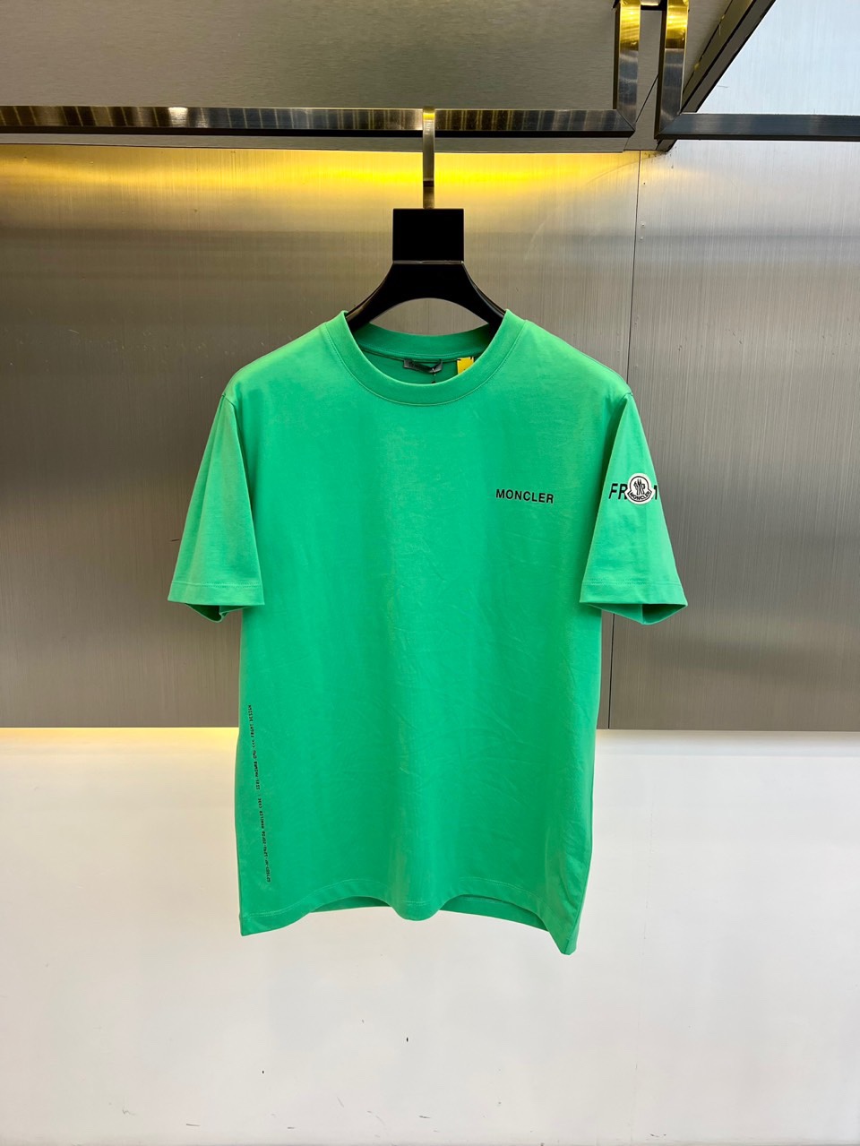 NO:426946,A new series of covers and spring and summer products, round neck short-sleeved T-shirts, complete three-standard, customized high-weight and dyed European cotton fabric in the same tank, which feels very comfortable. The latest brick cabinet in spring and summer is synchronized, fashionable and personalized. It is a super versatile and beautiful style. It is very suitable for both men and women. A must-have for trendy people!  S-3XL (model 173, 143 catties upper body M size), Moncler, T-shirt, tees, t-shirt, alexander wang19860909蒙口、春夏新品系列, 圆领短袖t恤,三标齐全、定制高克重同缸染欧棉面料,手感非常舒服,春夏最新砖柜同步,时尚又个性 超级百搭好看的一款 男女都非常合适 潮人必备！S-3XL（模特173,143斤上身M码）,,Moncler,T-shirt,tees，t-shirt,alexander wang,Men's clothing