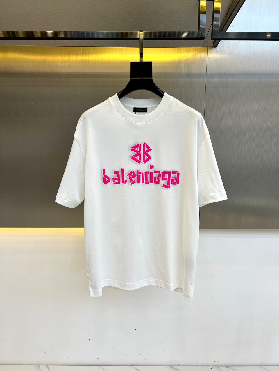 NO:426962,Balenciaga - New Spring and Summer Letter Logo Round Neck Short-Sleeve T-shirt, a casual outfit is essential for spring and summer. The letter printing on the chest is completely reflected in the high-end aesthetic workmanship. The signature print is natural and beautiful, and the printed letter workmanship is exquisite and atmospheric, with a strong three-dimensional feeling, which is very amazing. The fabric is soft and skin-friendly, and the upper body is a bit lazy and high-end feel. This wash T-shirt is definitely the absolute king of basic styles this year. The same style of men and women makes the feeling of luxury and high-end ordering!  48-56 (model 173, 143 catties upper body 50 sizes), ,balenciaga, T-shirt,tees, t-shirt,alexander wang19860909巴黎世家-春夏新款 字母logo圆领短袖t恤,春夏休闲穿搭必不可少,胸前字母印花完完全全体现在高级审美的做工上, 签名印花自然美观,印花字母做工更是精致大气,立体感超强,非常惊艳,面料柔软亲肤,上身一丝丝慵懒又高级的feel,这款水洗t绝对是今年绝对的基础款之王,男女同款搭配穿出奢侈品高订的感觉！48-56（模特173,143斤上身50码）,,balenciaga,T-shirt,tees，t-shirt,alexander wang,Men's clothing