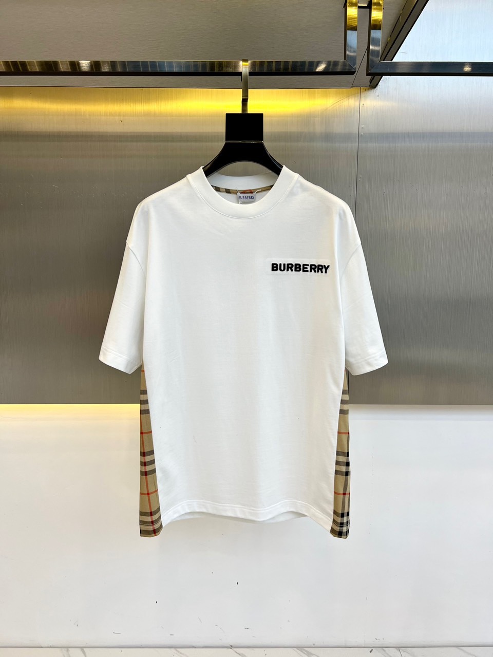 NO:426919,BurBabao, Spring and Summer BBR, B-mark embroidered plaid short-sleeved T-shirt on chest, customized Bbr special 190g cotton 60 double-strand fabric, front logo pattern 40,000 needles, imported Tianjima machine embroidery, the smaller the font, the more exquisite the embroidery technique. The side cotton plaid fabric, symmetrical on the left and right sides, restored the original version. 48-56 (model 173, 143 catties upper body 50 yards), ,burberry, burberry, T-shirt,tees, t-shirt,alexander wang19860909Bur巴宝、春夏BBR 胸前B标刺绣格纹拼接短袖T恤,定制Bbr专用190g全棉60支双股布料,前幅标识图案40000针,为进口田岛机刺绣,字体越小越体现绣花工艺的技艺精湛.侧边全棉格子布料,左右两侧对称,还原原版.48-56（模特173,143斤上身50码）,,burberry,burberry,T-shirt,tees，t-shirt,alexander wang,Men's clothing