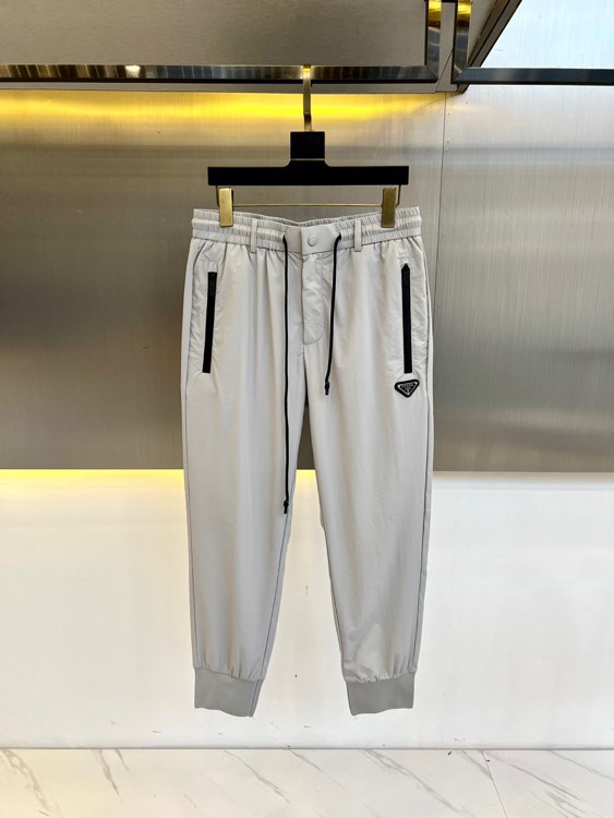 NO:426923,Prad, new spring and summer style men's original single sports casual pants fashionable elastic strap trousers. A versatile trousers that combine casual pants, perfectly controls various outfit needs, high-density ultra-thin speed drying material, soft and delicate, skin-friendly, and has good vertical breathability. It is also an indispensable matching artifact in men's wardrobe, and is a classic style of practical wear. The design style of the whole casual pants is simple and fashionable, with elastic waist and special texture drawstring design, which is easy to wear, not only full of details, but also very practical. 48-56 (model 173, 143 catties upper body 50 sizes),, prada, prada, alexander wang19860909Prad普拉、 春夏新款 男士原单运动休闲裤时尚松紧带卫裤.一款休闲时尚卫裤兼备的百搭裤装,完美驾驭各种穿搭需求,高密度超薄速干材质面料,柔软细腻更加亲肤,垂直感十足透气性好.也是男士衣橱里不可缺少的搭配神器,属于实穿型的经典款式.整条休闲裤的设计风格简洁时尚,裤腰弹力加特色质感抽绳设计,穿着方便,不但细节感满满,同时也极具实用性.48-56（模特173,143斤上身50码）,,prada,prada,alexander wang,Men's clothing