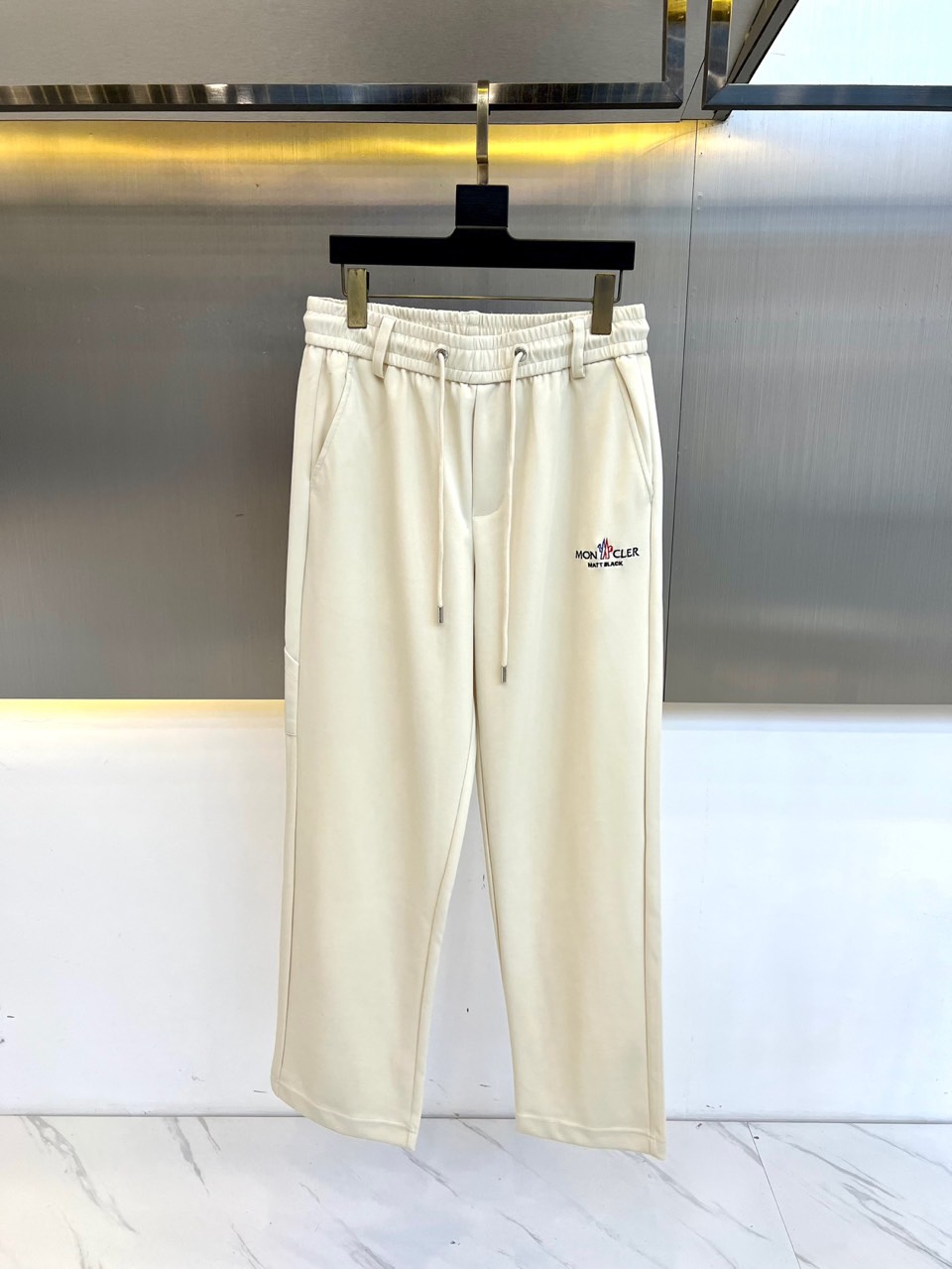 NO:426925,The new men's drawstring casual embroidered sports sweatpants for 25s spring and summer are newly released for customization, with meticulous details, creating the evergreen tree's evergreen without getting greasy and comfortable and versatile. As one of the fashionable items that men can wear at any time and anywhere, the simple design of casual pants is combined with high-end fabrics, fine embellishments, and three-dimensional tailoring, so that you can avoid being too mature and stable, but more self-indulgent and personality. The imported long velvet cotton fabric is customized, and the sag behind the upper body is also very good. The three-dimensional tailoring is straight and the upper body is produced by the original manufacturer, and the perfect quality is shipped!  M-3XL (please report waist size by ordering), Moncler, alexander wang19860909蒙口、25s春夏新品男士抽绳休闲刺绣运动卫裤,全新发布新款定制,细节一丝不苟,打造出了常青树的百看不腻以及舒适百搭.休闲运动裤作为随时随地男人都能穿搭的时尚单品之一,休闲裤简洁的设计配合高档面料,细节点缀,立体剪裁,让你避免太过于成熟稳重,而是多了几分自我和个性.进口长绒精棉面料定制打造,上身后垂度也非常好,立体剪裁上身挺拔,原厂原单出品,完美品相出货！M-3XL（下单请报腰围尺寸）,,Moncler,alexander wang,Men's clothing