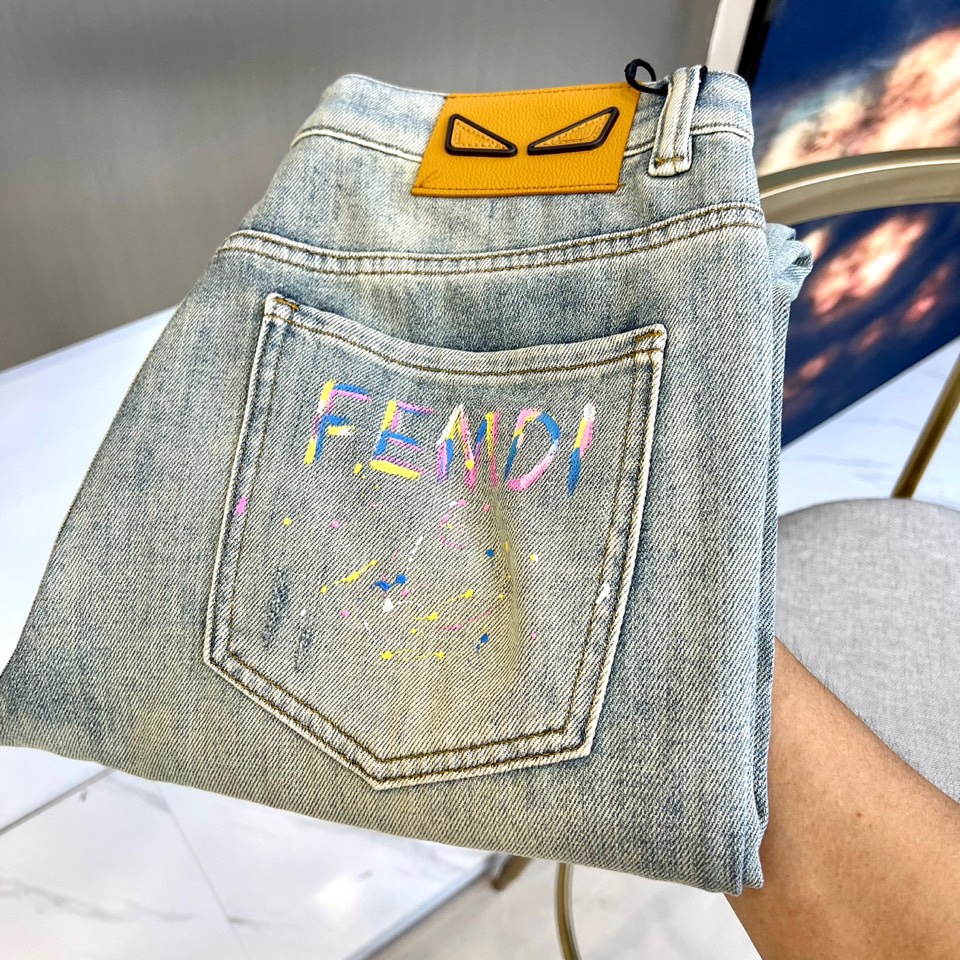 NO:426937,Fend Fendi, 25FW early spring new men's painted printed straight-leg jeans. Ink wash elastic super soft jeans, men's iconic logo letter print classic five-pocket slim foot jeans! Heavy jeans with both quality control and design feel are definitely overwhelming the many pants items in your closet. This jeans are made of customer-made heavy tannin denim fabrics. They are processed by washing and processing, and present a gray and white retro color. At the same time, the fabric feels extremely soft and delicate, and the skin-friendly and comfortable wear is amazing. You will definitely be amazed when you get the real thing! The classic five-pocket design, and the eye-catching brand letter LOGO prints in the back pocket enrich the overall visual sense and luxury recognition! The fashionable and slim fit style cuts, the upper body effect is not picky, it makes you look slim and taller, lengthens the body proportions, and the superior stretching and elastic effect of the fabric make it more comfortable to wear and not tight. It is very good to compatible with various daily styles, bringing the modern retro tone and fashionable feeling to the extreme! 29-38 (no 35,37), fendi, fendi, jeans, alexander wang19860909Fend芬迪、25FW早春新品男士彩绘印花直筒牛仔裤.水墨水洗弹力超柔牛仔裤,男款标志性logo字母印花经典五口袋修身小脚牛仔长裤！品控与设计感均在线的重磅牛仔裤,品相绝对碾压你衣櫉里的众多裤装单品,本款牛仔裤装采用客供定织重磅丹宁牛仔面料制成,经水洗工艺加工处理,呈现出灰色泛白的复古色泽,同时将面料手感变得至极柔软细腻,着穿亲肤舒适程度惊人,实物到手绝对让你感到惊艳！经典的五口袋设计,后兜处醒目的品牌字母LOGO印花,丰富了整体视觉感与奢华辨识度！时尚修身的版型裁剪,上身效果无法挑剔,非常的显瘦显高,拉长身材比例,搭配面料优越的伸展性与弹力效果,让穿着更加舒适合体不紧绷,兼容各种日常造型都非常出色,将现代复古腔调与时髦感发挥到了极致！29-38（无35,37）,,fendi,fendi,jeans,alexander wang,Men's clothing
