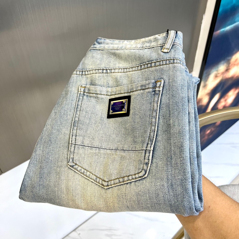 NO:426942,DG and s spring and summer new products wash iron brand logo jeans, men's back pocket brand letter embroidered logo slim straight jeans. This trouser is selected for imported top 95 cotton 5 spandex daily blended denim fabric to make washing jeans. After multiple washing processes, it is processed and very soft and comfortable!  The whole pair of trousers presents a very pleasing and fashionable retro blue effect, and the touch is soft and skin-friendly. It is comfortable and breathable and has a crisp texture. It is a versatile style that can be controlled by commuting all seasons!  29-38 (no 35,37), jeans,alexander wang19860909DG、s春夏新品水洗铁牌logo牛仔裤,男士后口袋品牌字母刺绣徽标修身直筒牛仔长裤.此款裤装精选客供进口顶级95棉5氨纶日制混纺牛仔面料制作而成水洗牛仔,经多道水洗工艺加工处理,贴身非常绵软舒适！整条裤装呈现出非常养眼时髦的复古蓝色效果,同时手感更是柔软亲肤,着穿舒适透气且不失挺括质感,四季通勤皆可驾驭的百搭款式！29-38（无35,37）,,jeans,alexander wang,Men's clothing