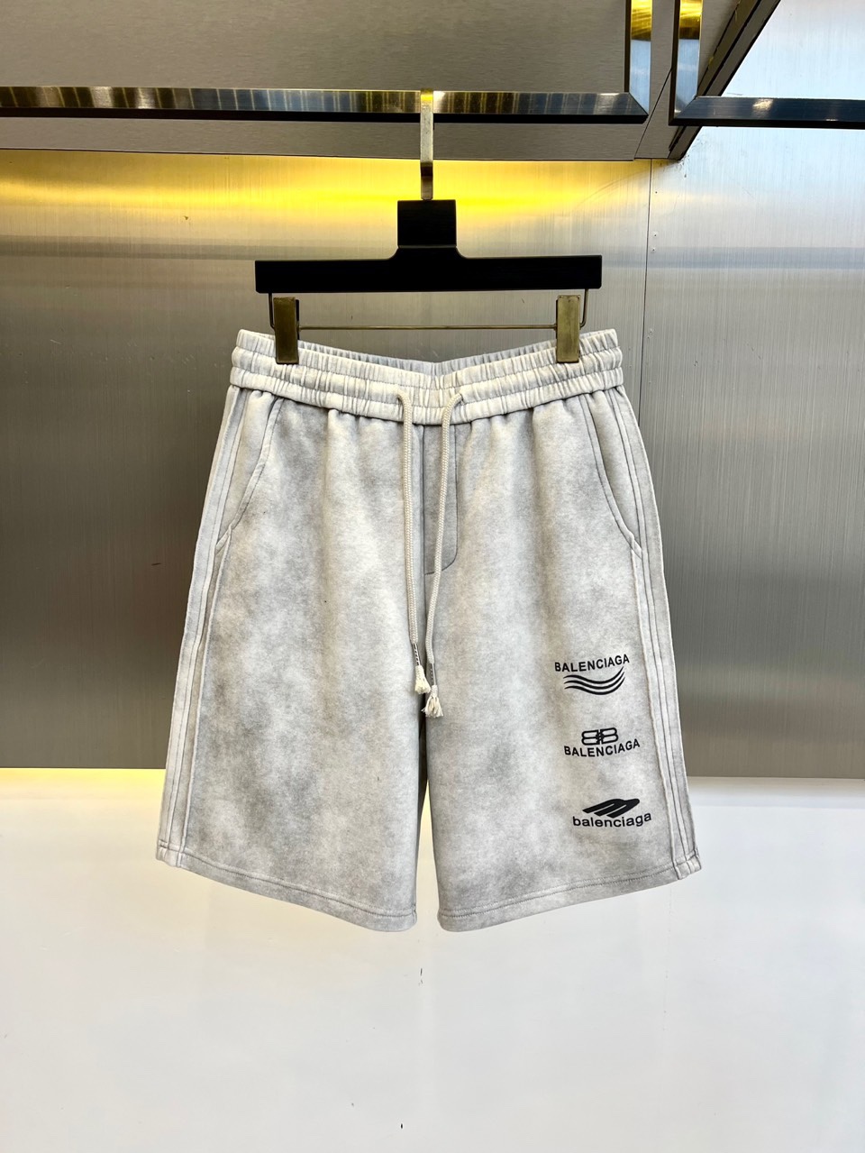 NO:426947,Balenciaga and SS summer new products are on sale, classic logo logos are fashionable and casual sports pinch pants/shorts!  The imported high-density knitted pure cotton material is smooth and simple, skin-friendly and refreshing. The softness and comfort of the fabric are impeccable, with high recognition, and there will be no mistakes in the upper body. The matching performance is undoubtedly the waist design, elastic elastic waist circumference modification!  Each piece of high-end craftsmanship determines success or failure!  Very good quality and a fashionable item!  48-56 (model 173, 143 catties upper body 50 sizes), balenciaga, shorts, alexander wang19860909巴黎世家、 ss夏季新品发售,经典logo标识时尚休闲运动五分裤/短裤！甄选客供进口高密针织纯棉材质,平整简约,亲肤透爽.面料的柔软性舒适性也都是无可挑剔的,辨识度高,上身绝对不会出错,搭配性能更是毫无疑问,腰身设计松紧弹力腰围修饰！高端工艺每件决定成败！ 品质质感非常不错一款时尚单品！48-56（模特173,143斤上身50码）,,balenciaga,shorts,alexander wang,Men's clothing