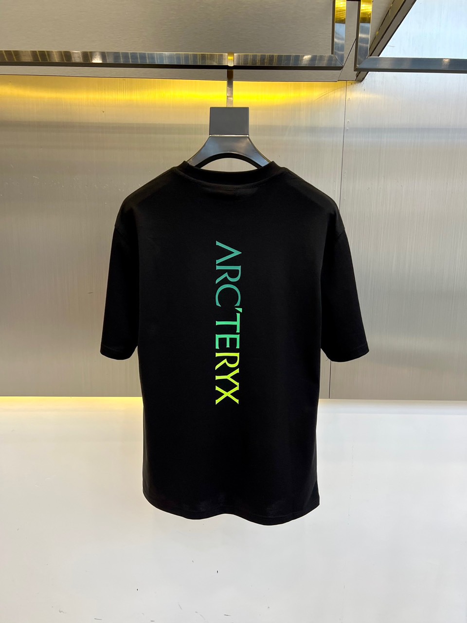 P105（顶级版本 区别通货）
2025 ARCTERYX/始祖鸟  夏季新款  重磅推出双纱纯棉面料短袖 春夏走秀款 个性独家款式 男女同款 采用进口定制定染面料 后领锁链底全包肩 过水不变形不缩水 春夏最新砖柜同步 时尚又个性 超级百搭好看款  男女都非常合适  人手必备款 春夏最新砖柜同步 时尚又个性 超级百搭好看款 春夏最新砖柜同步 时尚又个性 超级百搭好看款  男女都非常合适  人手必备款。
颜色：白色 黑色
码数：M-3XL（下单请报身高体重）