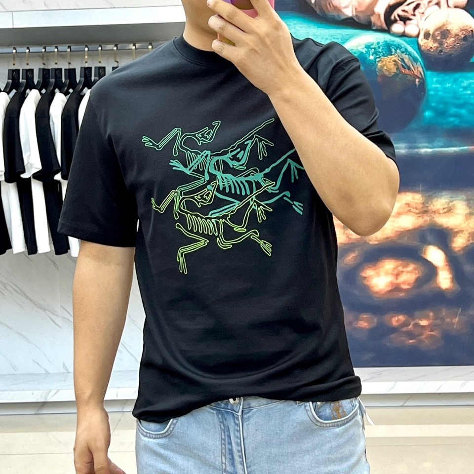 P105（顶级版本 区别通货）
2025 ARCTERYX/始祖鸟  夏季新款  重磅推出双纱纯棉面料短袖 春夏走秀款 个性独家款式 男女同款 采用进口定制定染面料 后领锁链底全包肩 过水不变形不缩水 春夏最新砖柜同步 时尚又个性 超级百搭好看款  男女都非常合适  人手必备款 春夏最新砖柜同步 时尚又个性 超级百搭好看款 春夏最新砖柜同步 时尚又个性 超级百搭好看款  男女都非常合适  人手必备款。
颜色：白色 黑色
码数：M-3XL（下单请报身高体重）