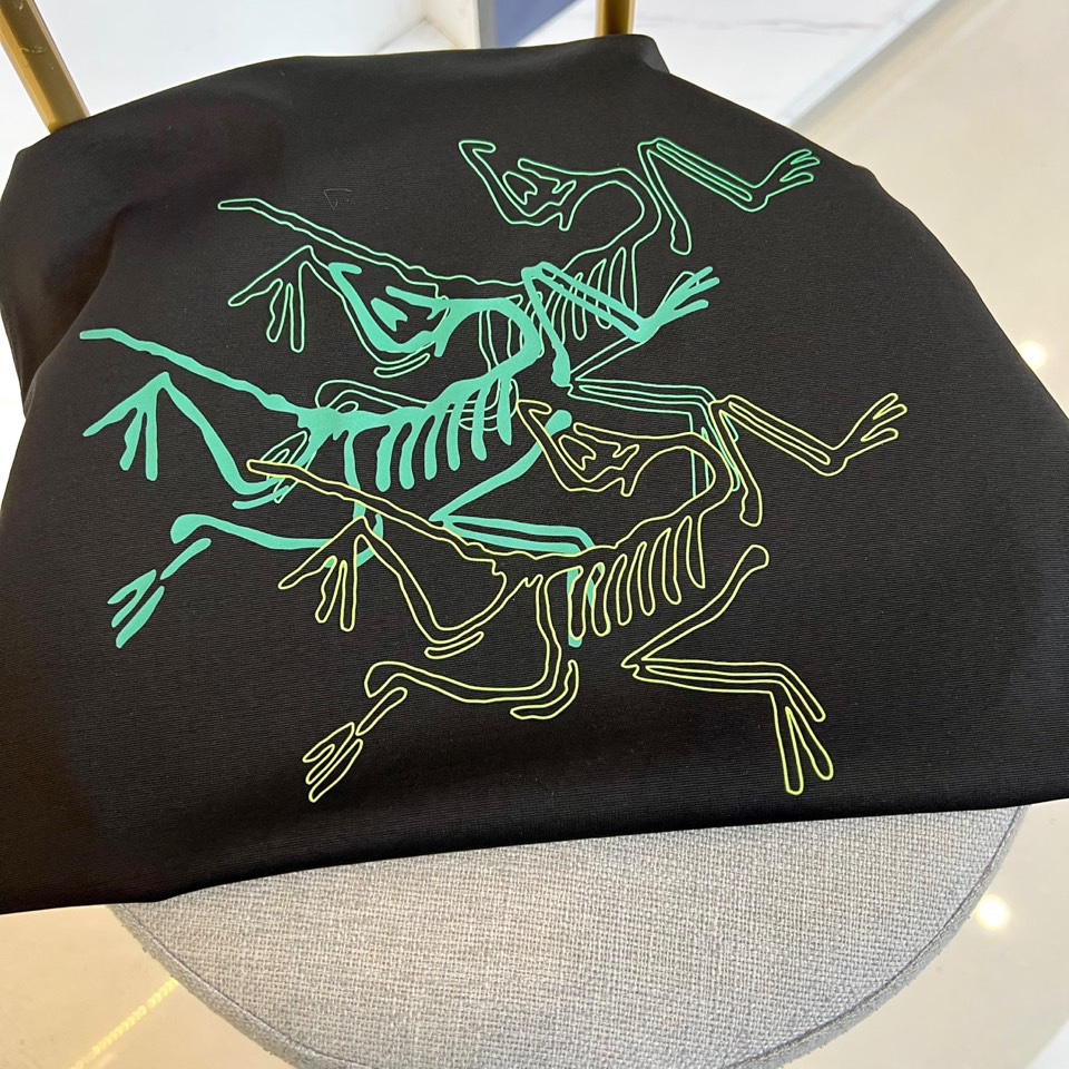P105（顶级版本 区别通货）
2025 ARCTERYX/始祖鸟  夏季新款  重磅推出双纱纯棉面料短袖 春夏走秀款 个性独家款式 男女同款 采用进口定制定染面料 后领锁链底全包肩 过水不变形不缩水 春夏最新砖柜同步 时尚又个性 超级百搭好看款  男女都非常合适  人手必备款 春夏最新砖柜同步 时尚又个性 超级百搭好看款 春夏最新砖柜同步 时尚又个性 超级百搭好看款  男女都非常合适  人手必备款。
颜色：白色 黑色
码数：M-3XL（下单请报身高体重）