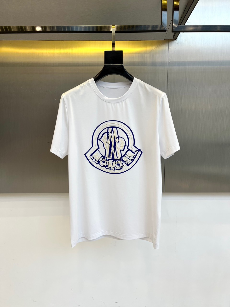 NO:493583,Mon cover, 2025 spring and summer short-sleeved round neck short-sleeved T-shirt, high-quality combed tight 32-piece cotton cover, customized 260 grams super soft and special feel, the latest three-dimensional printed logo pattern on the chest is super textured, close-fitting, comfortable, soft and breathable!  Casual loose style, fashionable and trendy, and the same style as men and women are casually matched!  M-6XL (model 173, 143 catties upper body L size), Moncler, T-shirt, tees, t-shirt, alexander wang19860909Mon蒙口、2025春夏短袖圆领短袖T恤、高品质精梳紧密32支棉盖棉,定制260克超柔软特别手感、胸前最新立体印花logo图案超 有质感,贴身舒适柔软透气！休闲宽松版型,时尚潮流,男女同款随意搭配！M-6XL（模特173,143斤上身L码）,,Moncler,T-shirt,tees，t-shirt,alexander wang,Men's clothing