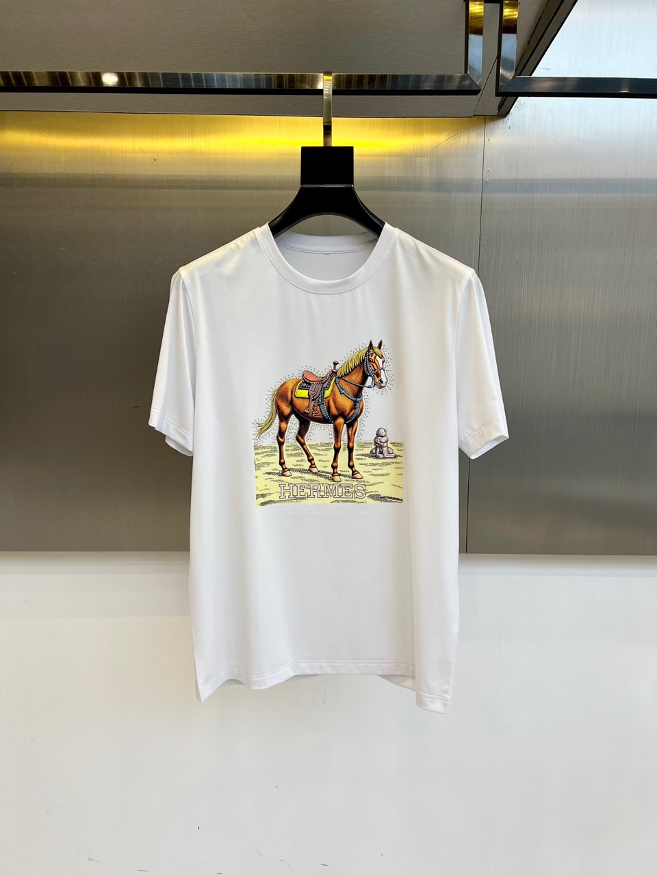 NO:493572,H Hermes, 2025 spring and summer men's new round neck short-sleeved T-shirt. Imported fixed fabric is pure cotton, the fabric feels silky and soft, breathable and skin-friendly, and it is extremely comfortable to wear, and the overall texture is quite high!  The iconic logo on the body and chest is carefully crafted and craftsmanship. It is simple, fashionable and classic, and it is very recognizable and classy!  The regular casual style cutting design makes it easy to make you look slim and taller!  M-6XL (model 173, 143 catties upper body L size), hermes, T-shirt,tees, t-shirt,alexander wang19860909H爱马仕、2025春夏男士新款圆领短袖T恤.进口定织面料纯棉、面料手感丝滑柔软,透气亲肤性极佳,着身无比的舒适,整体质感相当之高！衣身胸前标志性Logo,重工艺精心打造,简约时尚经典让人眼前一亮,极具辨识度与档次感！常规的休闲版型裁剪设计,轻松凹出显瘦显高身型！M-6XL（模特173,143斤上身L码）,,hermes,T-shirt,tees，t-shirt,alexander wang,Men's clothing