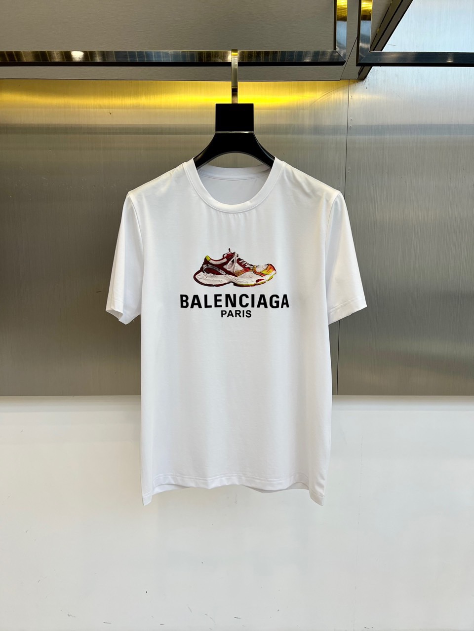 NO:493564,Ba Balenciaga, 2025 spring and summer men's new round neck short-sleeved T-shirt. Imported fixed fabric is pure cotton, the fabric feels silky and soft, breathable and skin-friendly, and it is extremely comfortable to wear, and the overall texture is quite high!  The iconic logo on the body and chest is carefully crafted and craftsmanship. It is simple, fashionable and classic, and it is very recognizable and classy!  The regular casual style cutting design makes it easy to make you look slim and taller!  M-6XL (model 173, 143 catties upper body L size), balenciaga, T-shirt, tees, t-shirt, alexander wang19860909Ba巴黎世家、2025春夏男士新款圆领短袖T恤.进口定织面料纯棉、面料手感丝滑柔软,透气亲肤性极佳,着身无比的舒适,整体质感相当之高！衣身胸前标志性Logo,重工艺精心打造,简约时尚经典让人眼前一亮,极具辨识度与档次感！常规的休闲版型裁剪设计,轻松凹出显瘦显高身型！M-6XL（模特173,143斤上身L码）,,balenciaga,T-shirt,tees，t-shirt,alexander wang,Men's clothing