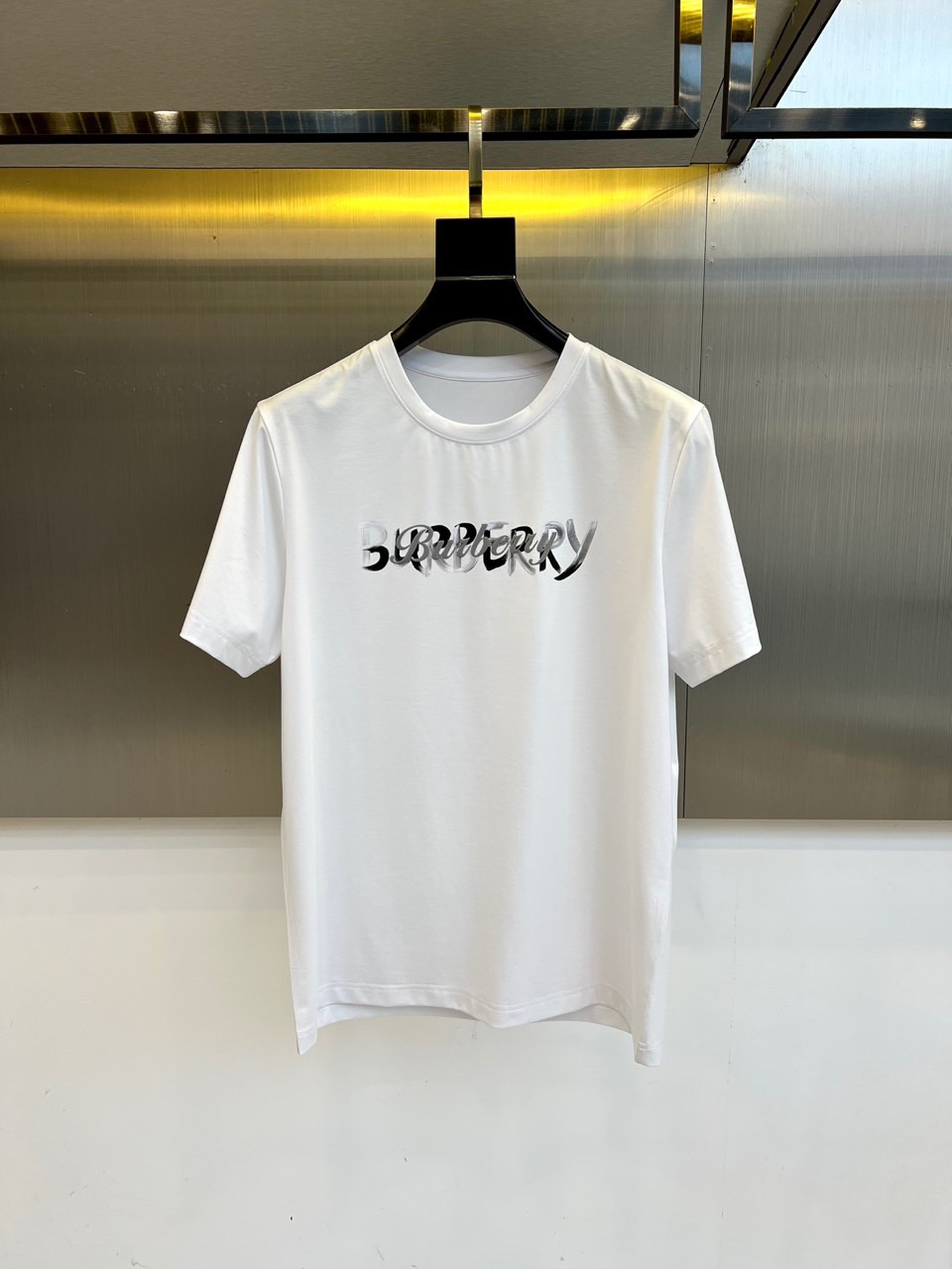 NO:493559,Burberry, 2025 spring and summer men's new round neck short-sleeved T-shirt. Imported fixed-woven fabric is pure cotton, the fabric feels silky and soft, breathable and skin-friendly, and it is extremely comfortable to wear, and the overall texture is quite high!  The iconic logo on the body and chest is complete with three standards and carefully crafted. It is simple, fashionable and classic, and it is eye-catching, with great recognition and class!  The regular casual style cutting design makes it easy to make you look slim and taller!  M-6XL (model 173, 143 catties upper body L size), burberry, T-shirt, tees, t-shirt, alexander wang19860909巴宝莉、2025春夏男士新款圆领短袖T恤.进口定织面料纯棉、面料手感丝滑柔软,透气亲肤性极佳,着身无比的舒适,整体质感相当之高！衣身胸前标志性Logo,三标齐全、重工艺精心打造,简约时尚经典让人眼前一亮,极具辨识度与档次感！常规的休闲版型裁剪设计,轻松凹出显瘦显高身型！M-6XL（模特173,143斤上身L码）,,burberry,T-shirt,tees，t-shirt,alexander wang,Men's clothing