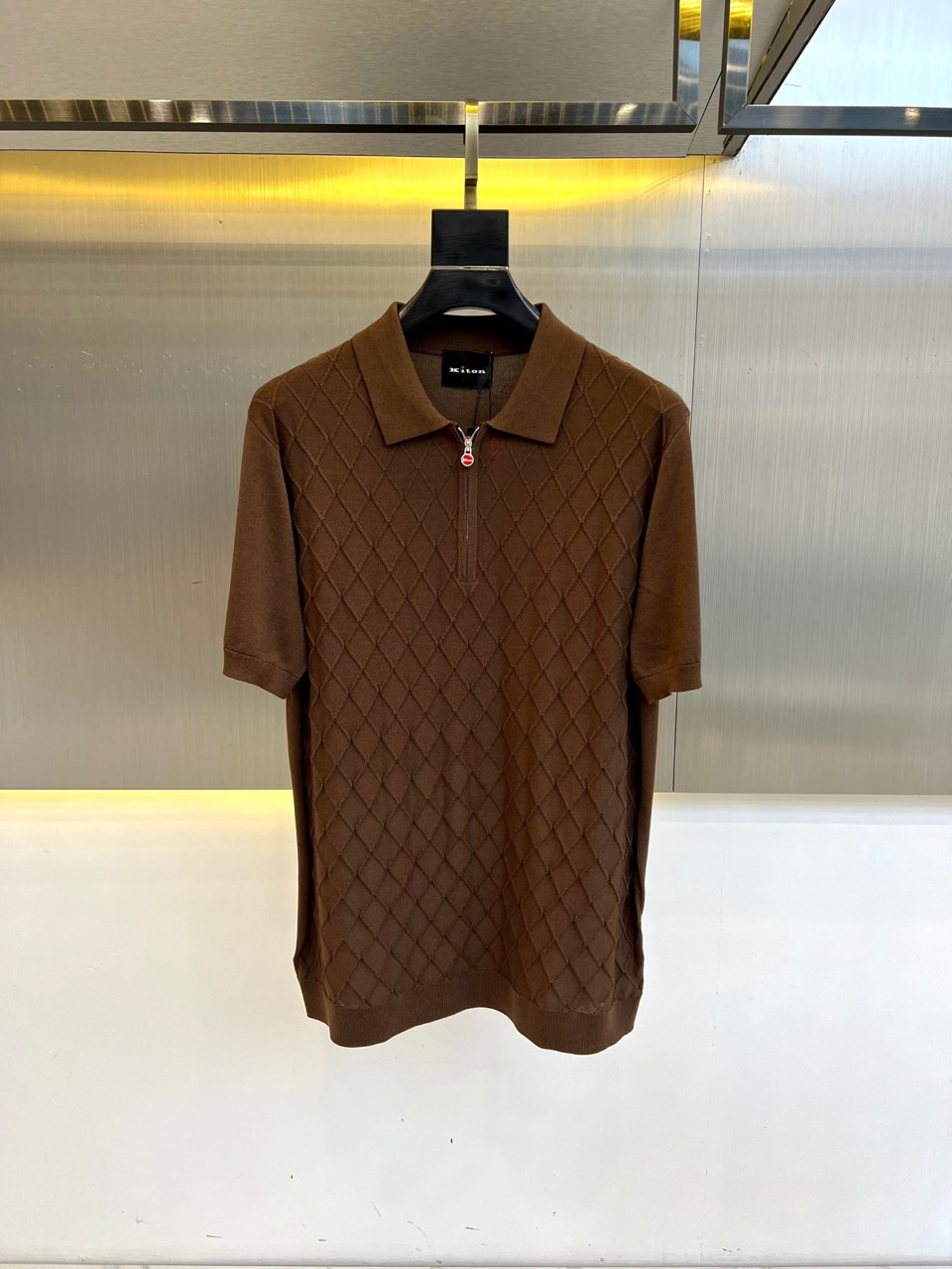 NO:432997,Kiton | Island Cotton Half Zipper Lapel T-shirt. The body is crochet pattern, and the classic POLO collar design. The clothes feel soft and skin-friendly. They are visually exquisite, textured, noble, very simple and very quality. They can be used as an inner layer in early spring, and can be worn alone in summer, which can be matched in various forms. The collision of colors and art, and the unique neutral tones instantly illuminate your overall shape. The lapel design that combines classic and fashion, matched with eye-catching semi-zippers to show unique taste and fashion attitude, simple without losing style. Just be business and casual, versatile and not picky!  48-56 (model 173, 143 catties upper body 50 sizes), alexander wang19860909kiton |海岛棉半拉链翻领T 恤.衣身上是钩花图案,经典POLO领设计,衣服触感柔软亲肤,视觉上很精致、有质感、高贵,非常简单也很显品质.早春可作为内搭,夏季可单独穿着,可以搭配出多种形式.色彩与艺术的碰撞,独特的中性色调,瞬间点亮你的整体造型,经典与时尚融合的翻领设计,搭配醒目半拉链,彰显独特品味与时尚态度,简约而不失格调.商务休闲俩即可,百搭不挑！48-56（模特173,143斤上身50码）,,alexander wang,Men's clothing