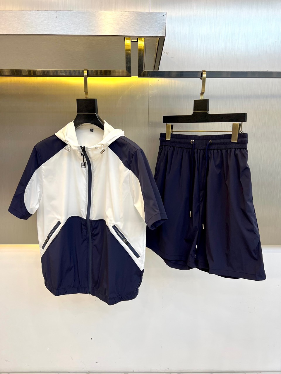 NO:433008,A set of DG and FW spring and summer men's hooded short-sleeved jacket + shorts suit, casual and daily wear items!  The upper body is decorated with the shape and fabrics that perfectly combine fashion aesthetics and the concept of new urban business and leisure. Different styles are available for you to choose. Classic styles are never out of date. A jacket unlocks all-round styles. Simple but not simple, and details show quality. I want to both temperature and demeanor. Break the convention and wear it out. Trends are fleeting, and the style is always light and comfortable, and move freely. The aura is fully open, and you wear it out your attitude. No fear of challenges. Youthful vitality, cost-effective choice. The whole body interprets the Italian-style ability and outdoor functional style, both solemn and harmonious, creating a unique styling item. It is quite personal and elegant detail processing, enriching the overall vision. It is hard to find!  48-56 (please report height and weight by placing an order), shorts, jackets & coats, T-shirt, hats, alexander wang19860909一套 DG、FW春夏男士连帽短袖外套+配短裤套装,休闲日常穿搭单品！上身修饰身形、面料将时装美学和新都市商务休闲概念完美融合,不同风格任你选,经典款,永不过时 一件外套,解锁百变风格 简约而不简单,细节彰显品质.温度与风度,我都要.打破常规,穿出自我.潮流易逝,风格永存 轻便舒适,活动自如.气场全开,穿出你的态度 无惧挑战 青春活力,性价比之选 通体将意式的干练和户外功能性风格极致诠释,亦庄亦谐,塑造出别具一格的造型单品,颇为个性且雅痞的细节处理,丰富了整体视觉.可遇而不可求！48-56（下单请报身高体重）,,shorts,jackets & coats,T-shirt,hats,alexander wang,Men's clothing