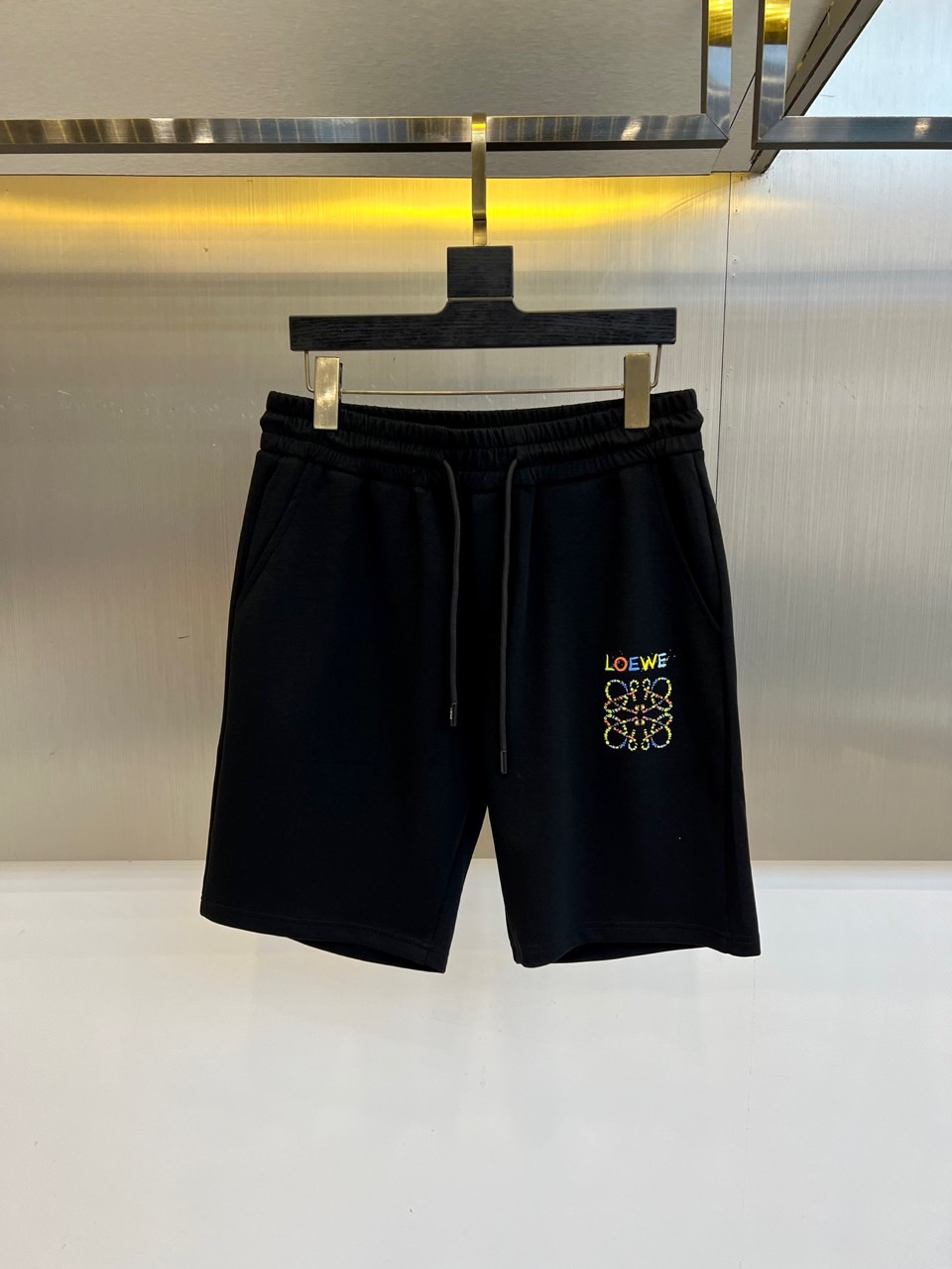 NO:433010,Lowe, 25s new summer casual shorts!  Drawstring embroidery logo design. Simple and high-end. Custom-made Egyptian cotton fabric with imported high-density cotton, light and breathable. Full of comfort. The original hardware is full of texture and strong sense of high-end!  The overall vision is simple but not monotonous. It is full of high-end feeling!  The three-dimensional cutting craftsmanship is not picky!  48-56 (please report waist size by placing an order), loewe, shorts, alexander wang19860909Lowe罗意威、25s新款夏季休闲短裤！抽绳刺绣logo设计.简单高级.进口高密棉订制埃及棉面料,手感轻薄透气.舒适感满满.原厂五金质感满满.高级感强！整体视觉简单而不单调.满满高级感！立体裁剪工艺版型不挑人！48-56（下单请报腰围尺寸）,,loewe,shorts,alexander wang,Men's clothing