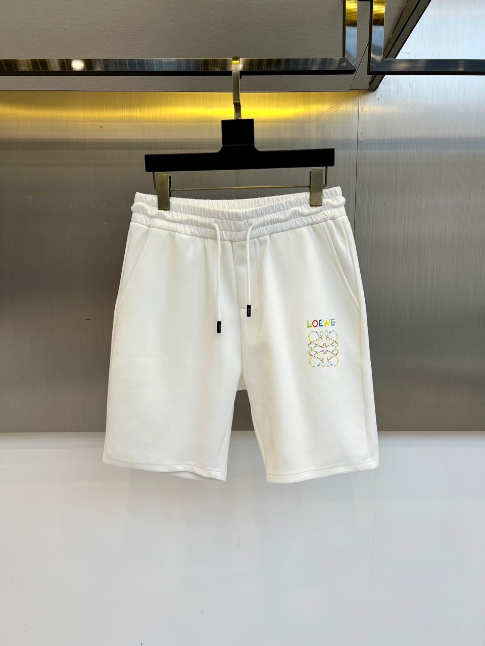 NO:437971,Lowe, 25s new summer casual shorts!  Drawstring embroidery logo design. Simple and high-end. Custom-made Egyptian cotton fabric with imported high-density cotton, light and breathable. Full of comfort. The original hardware is full of texture and strong sense of high-end!  The overall vision is simple but not monotonous. It is full of high-end feeling!  The three-dimensional cutting craftsmanship is not picky!  48-56 (please report waist size by placing an order), loewe, shorts, alexander wang19860909Lowe罗意威、25s新款夏季休闲短裤！抽绳刺绣logo设计.简单高级.进口高密棉订制埃及棉面料,手感轻薄透气.舒适感满满.原厂五金质感满满.高级感强！整体视觉简单而不单调.满满高级感！立体裁剪工艺版型不挑人！48-56（下单请报腰围尺寸）,,loewe,shorts,alexander wang,Men's clothing