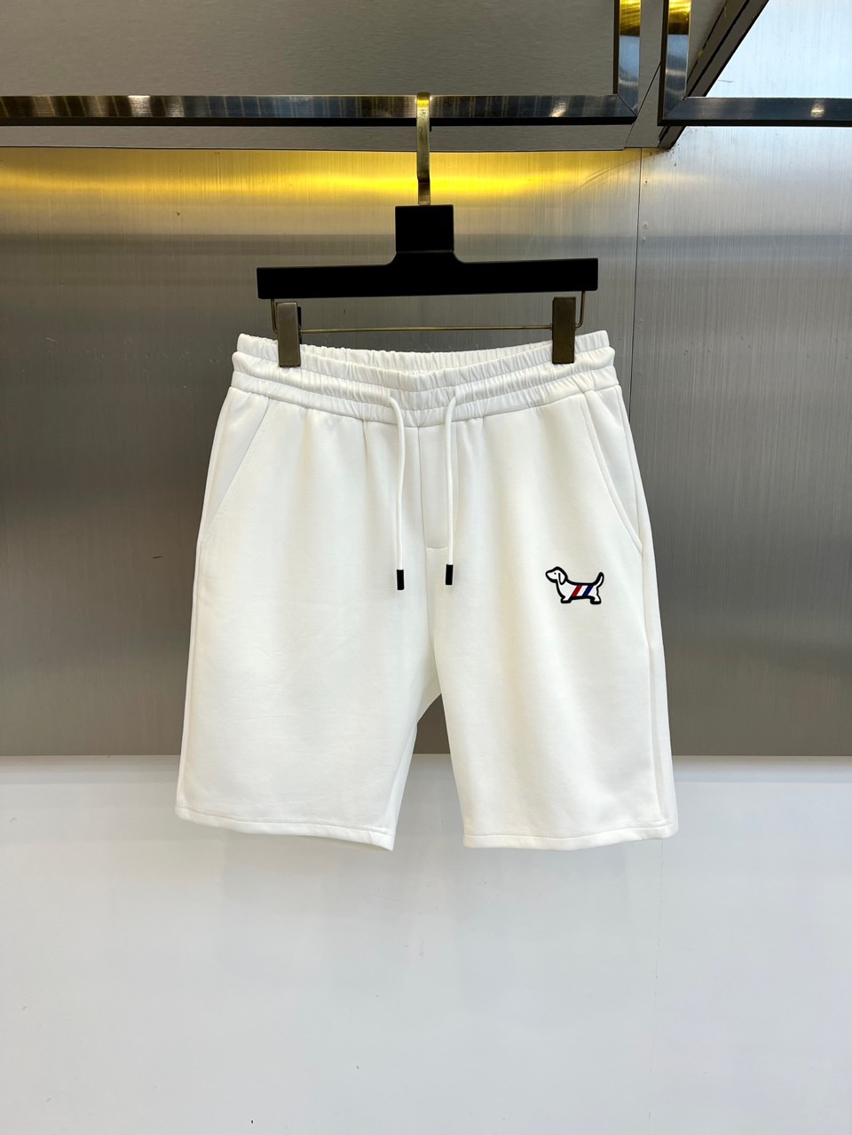 NO:433016,TB, 25s new summer casual shorts!  Drawstring embroidery logo design. Simple and high-end. Custom-made Egyptian cotton fabric with imported high-density cotton, light and breathable. Full of comfort. The original hardware is full of texture and strong sense of high-end!  The overall vision is simple but not monotonous. It is full of high-end feeling!  The three-dimensional cutting craftsmanship is not picky!  48-56 (please report waist size by ordering), shorts, alexander wang19860909TB、25s新款夏季休闲短裤！抽绳刺绣logo设计.简单高级.进口高密棉订制埃及棉面料,手感轻薄透气.舒适感满满.原厂五金质感满满.高级感强！整体视觉简单而不单调.满满高级感！立体裁剪工艺版型不挑人！48-56（下单请报腰围尺寸）,,shorts,alexander wang,Men's clothing