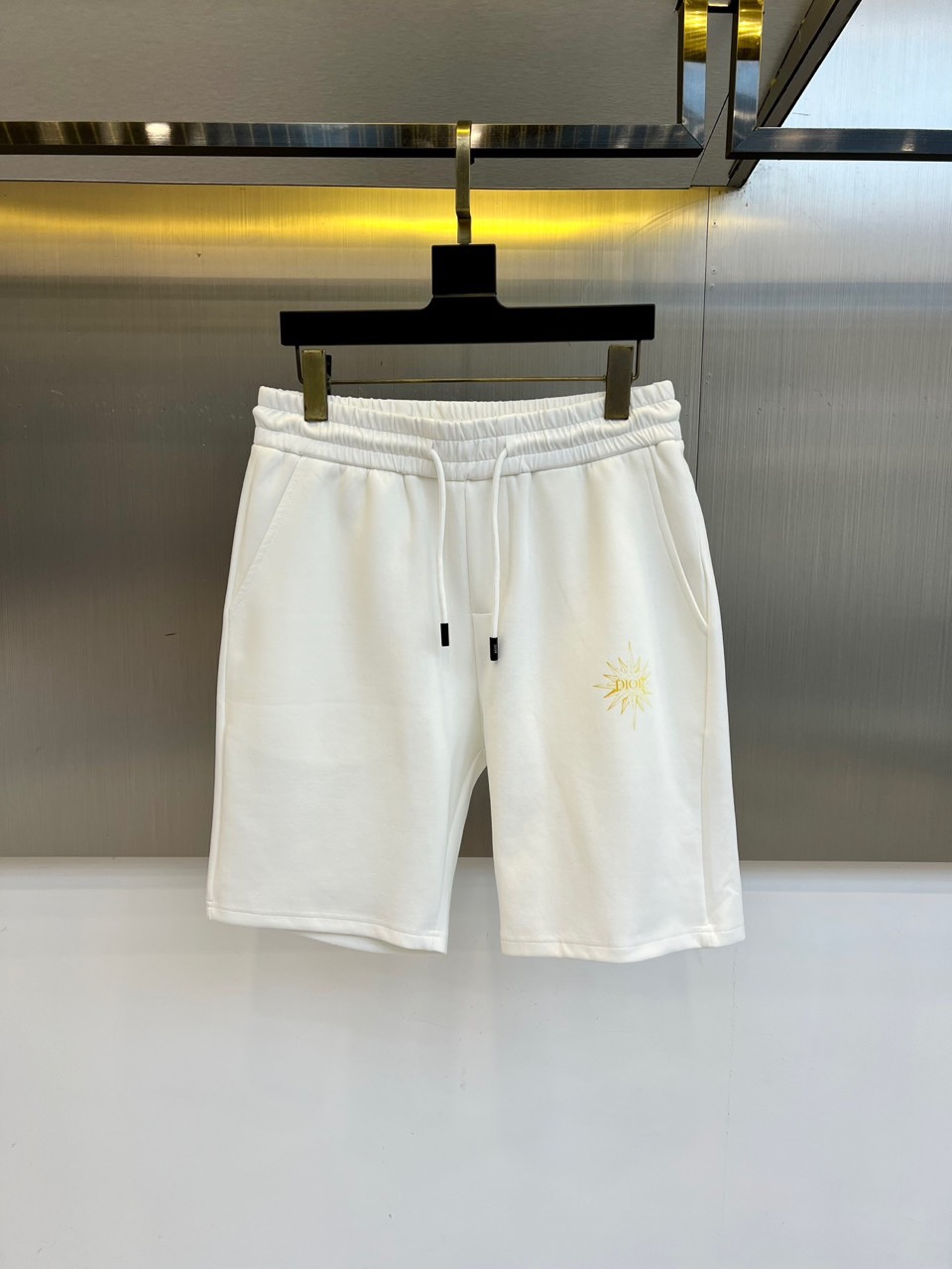 NO:433022,Dior, 25s new summer casual shorts!  Drawstring embroidery logo design. Simple and high-end. Custom-made Egyptian cotton fabric with imported high-density cotton, light and breathable. Full of comfort. The original hardware is full of texture and strong sense of high-end!  The overall vision is simple but not monotonous. It is full of high-end feeling!  The three-dimensional cutting craftsmanship is not picky!  48-56 (please report waist size by order),,dior,shorts,alexander wang19860909Dior、25s新款夏季休闲短裤！抽绳刺绣logo设计.简单高级.进口高密棉订制埃及棉面料,手感轻薄透气.舒适感满满.原厂五金质感满满.高级感强！整体视觉简单而不单调.满满高级感！立体裁剪工艺版型不挑人！48-56（下单请报腰围尺寸）,,dior,shorts,alexander wang,Men's clothing