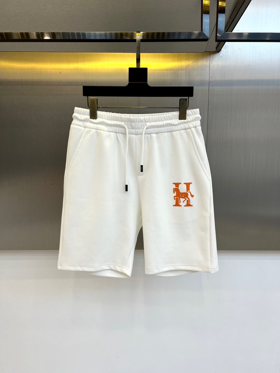 NO:433028,Hermes, 25s new summer casual shorts!  Drawstring embroidery logo design. Simple and high-end. Custom-made Egyptian cotton fabric with imported high-density cotton, light and breathable. Full of comfort. The original hardware is full of texture and strong sense of high-end!  The overall vision is simple but not monotonous. It is full of high-end feeling!  The three-dimensional cutting craftsmanship is not picky!  48-56 (please report waist size by placing an order),, hermes, shorts, alexander wang19860909爱马仕、25s新款夏季休闲短裤！抽绳刺绣logo设计.简单高级.进口高密棉订制埃及棉面料,手感轻薄透气.舒适感满满.原厂五金质感满满.高级感强！整体视觉简单而不单调.满满高级感！立体裁剪工艺版型不挑人！48-56（下单请报腰围尺寸）,,hermes,shorts,alexander wang,Men's clothing