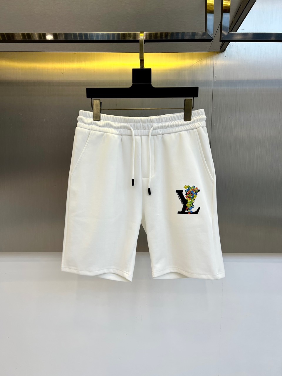 NO:433040,1v and 25s new summer casual shorts!  Drawstring embroidery logo design. Simple and high-end. Custom-made Egyptian cotton fabric with imported high-density cotton, light and breathable. Full of comfort. The original hardware is full of texture and strong sense of high-end!  The overall vision is simple but not monotonous. It is full of high-end feeling!  The three-dimensional cutting craftsmanship is not picky!  48-56 (please report waist size by ordering), shorts, alexander wang198609091v、25s新款夏季休闲短裤！抽绳刺绣logo设计.简单高级.进口高密棉订制埃及棉面料,手感轻薄透气.舒适感满满.原厂五金质感满满.高级感强！整体视觉简单而不单调.满满高级感！立体裁剪工艺版型不挑人！48-56（下单请报腰围尺寸）,,shorts,alexander wang,Men's clothing