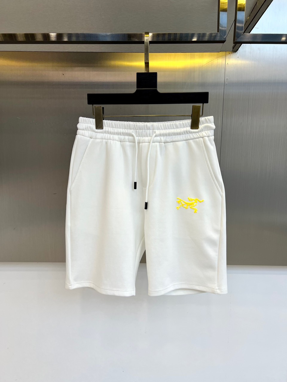 NO:433046,Arcteryx Archaeoptera Bird, 25s new summer casual shorts!  Drawstring embroidery logo design. Simple and high-end. Custom-made Egyptian cotton fabric with imported high-density cotton, light and breathable. Full of comfort. The original hardware is full of texture and strong sense of high-end!  The overall vision is simple but not monotonous. It is full of high-end feeling!  The three-dimensional cutting craftsmanship is not picky!  48-56 (please report waist size by ordering), arc'teryx, shorts, alexander wang19860909Arcteryx 始祖鸟、25s新款夏季休闲短裤！抽绳刺绣logo设计.简单高级.进口高密棉订制埃及棉面料,手感轻薄透气.舒适感满满.原厂五金质感满满.高级感强！整体视觉简单而不单调.满满高级感！立体裁剪工艺版型不挑人！48-56（下单请报腰围尺寸）,arc'teryx,shorts,alexander wang,Men's clothing