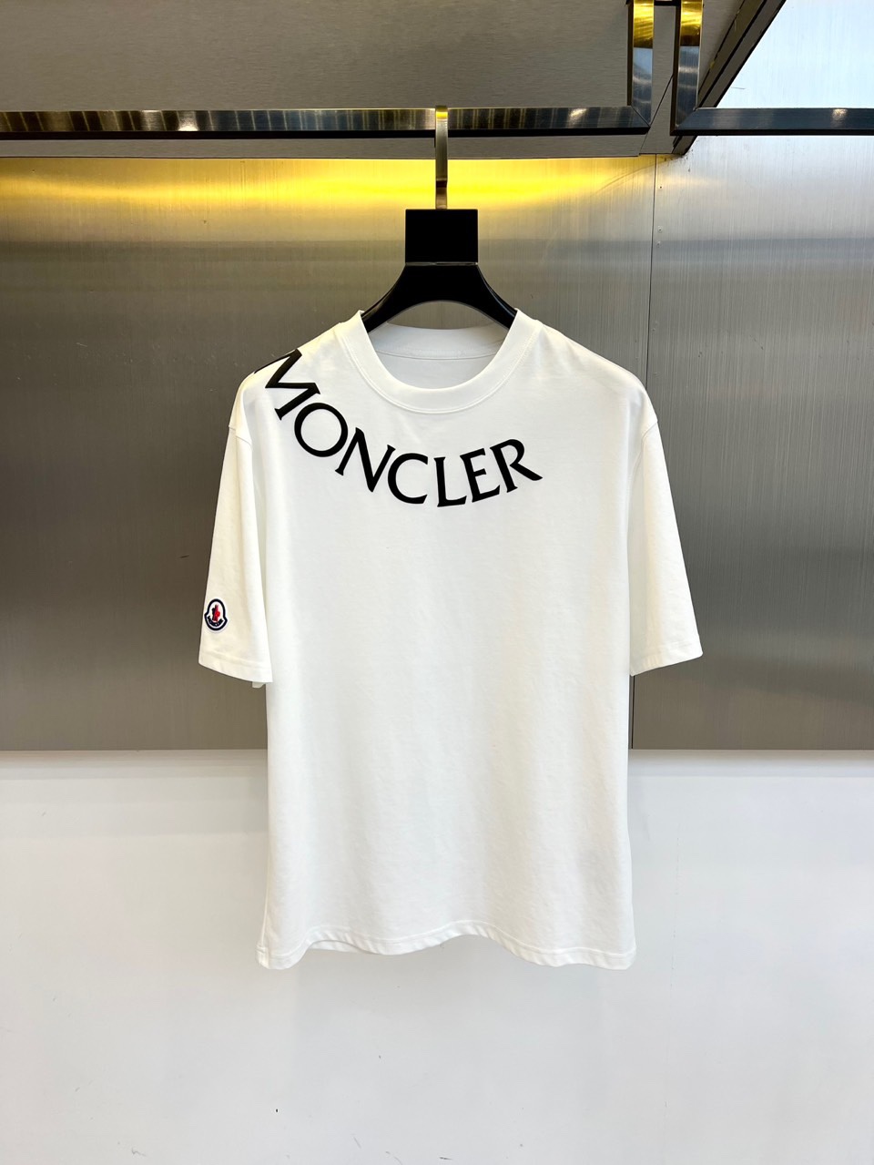 NO:433052,Mon masked mouth and spring and summer new series are launched, a very fashionable and avant-garde short-sleeved T-shirt for men and women, with eye-catching logo patterns!  Different from the past, it declares the design concept that has been passed down for many years in the brand!  Its eye-catchingness is no less than any classic style, perfectly presenting the fashionable, high-end and luxurious feeling in front of the world!  Made of imported cotton materials, selected high-quality cotton fabrics, soft and soft to the touch, the real thing is definitely beyond your imagination, close to the body and breathable, even if you sweat profusely, you will not feel greasy or stuffy, and will bring sweating and moisture absorption to the extreme!  48-56 (model 173, 143 catties upper body 50 sizes), Moncler, T-shirt, tees, t-shirt, alexander wang19860909Mon蒙口、春夏全新系列单品上线,非常时髦前卫的一款男女同款短袖T恤,醒目的logo图案修饰！区别于以往的不同,宣示品牌传承多年的设计理念！其吸睛度完全不亚于任何经典款式,将时髦高级感与奢华感完美呈现在世人眼前！客供进口全棉材质制成,精选优质棉面料,触感软糯亲肤细腻,实物到手绝对超乎你的想象,贴身无比舒适透气,即便是汗流浃背也不会有腻身及闷热感可言,将排汗吸湿性发挥到了极致！48-56（模特173,143斤上身50码）,,Moncler,T-shirt,tees，t-shirt,alexander wang,Men's clothing