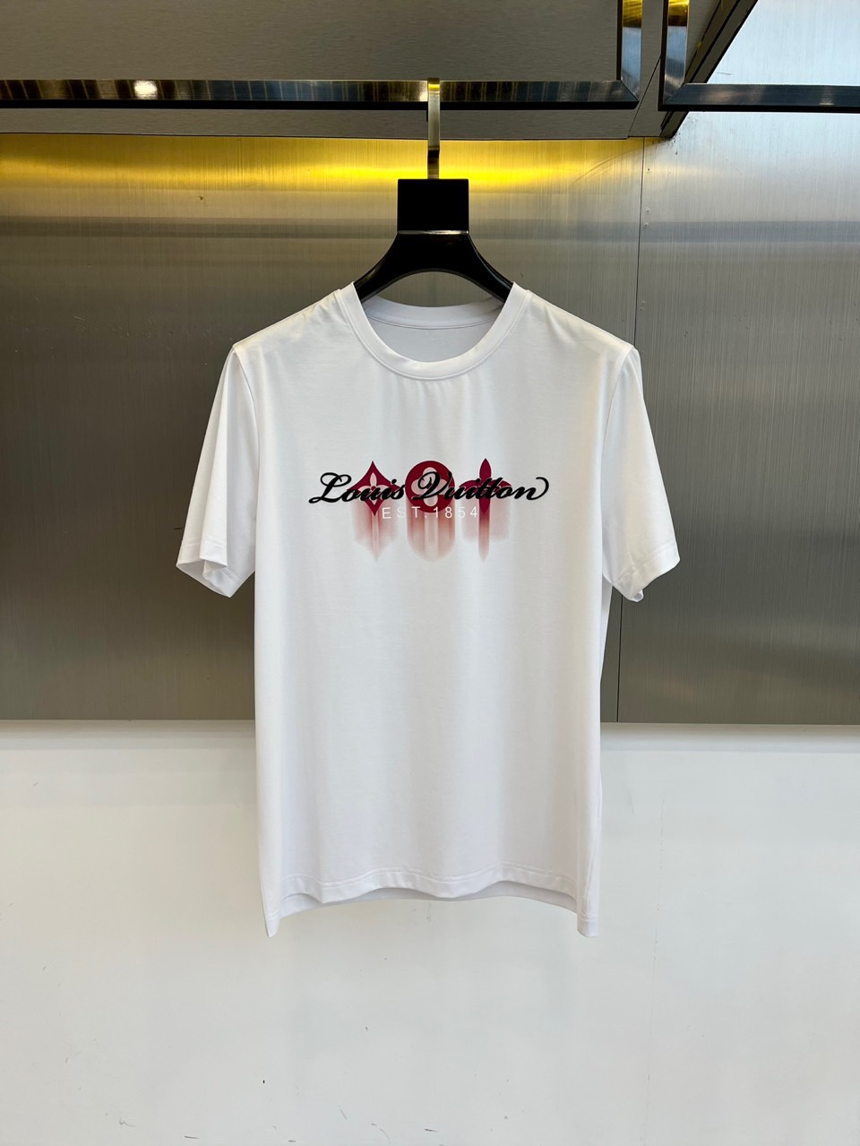 NO:433058,1v. New round neck short-sleeved T-shirt for men for spring and summer. Imported fixed fabric is pure cotton, the fabric feels silky and soft, breathable and skin-friendly, and is extremely comfortable to wear, and the overall texture is quite high!  The iconic logo on the body and chest is carefully crafted and craftsmanship. It is simple, fashionable and classic, and it is very recognizable and classy!  The regular casual style cutting design makes it easy to make you look slim and taller!  M-4XL (model 173, 143 catties upper body L size), T-shirt,tees,t-shirt,alexander wang198609091v、春夏男士新款圆领短袖T恤.进口定织面料纯棉、面料手感丝滑柔软,透气亲肤性极佳,着身无比的舒适,整体质感相当之高！衣身胸前标志性Logo,重工艺精心打造,简约时尚经典让人眼前一亮,极具辨识度与档次感！常规的休闲版型裁剪设计,轻松凹出显瘦显高身型！M-4XL（模特173,143斤上身L码）,,T-shirt,tees，t-shirt,alexander wang,Men's clothing