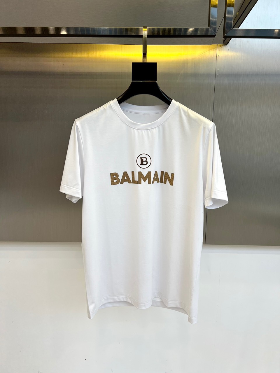 NO:433069,Balmain and new spring and summer products are available for new short-sleeved T-shirts. They are made of imported European cotton fabrics, Wen Ru is soft, delicate and soft, and the upper body is naturally comfortable and cool, and the classic logo pattern contrasts in color and three-dimensional. The color is very clear, highlighting the overall styling and slimming feeling. The overall craftsmanship line is really impeccable!  M-4XL (model 173, 140 catties upper body L size), balmain, balmain, T-shirt, tees, t-shirt, alexander wang19860909Balmain巴尔曼、春夏新品发售新品短袖T恤.采用进口欧棉面料,温儒柔软 细腻柔软 上身自然是舒适 凉爽,经典logo图案撞色时尚立体.颜色十分清晰,非常的凸显整体的造型感以及修身上身感 整体的工艺车线真的是无可挑剔！M-4XL（模特173,140斤上身L码）,,balmain,balmain,T-shirt,tees，t-shirt,alexander wang,Men's clothing
