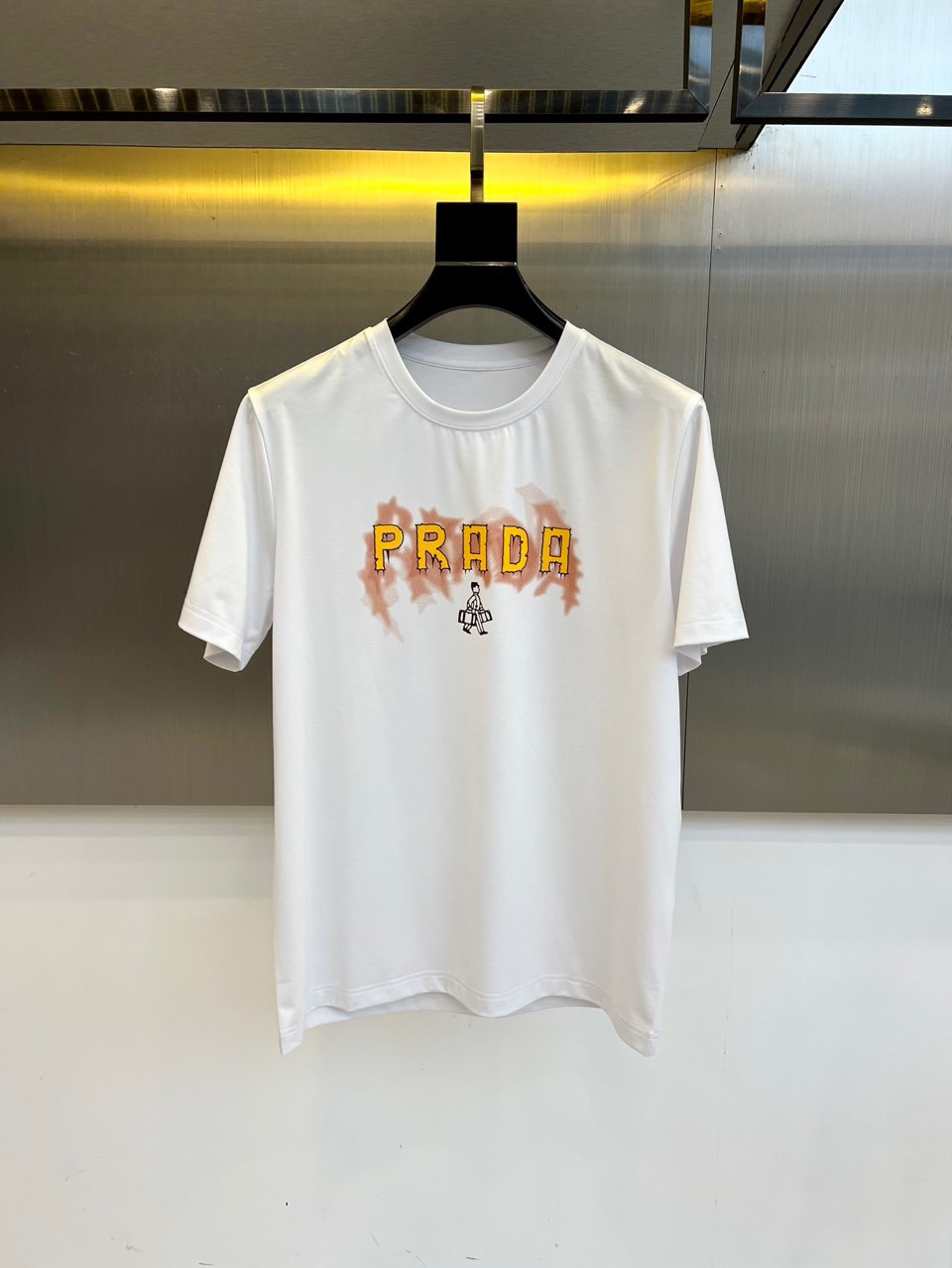 NO:433017,Prad Prad, summer men's round neck, fashionable three-dimensional letter casual European cotton short-sleeved T-shirt, selected customers to use imported pure cotton material, high-density rib splicing on the neck, and the same cylinder is dyed to ensure no color difference. The whole T-shirt fabric is comfortable and skin-friendly, absolutely beyond your imagination, the upper body is refreshing, breathable and not stuffy, and the quality is absolutely invincible. The logo is made of imported environmentally friendly paste and multi-layer printing technology. The color texture and uniformity of the pattern are perfect and cannot be picked, which is quite fashionable and brand recognition!  The exquisite basic style cutting makes the upper body more upright and stylish!  M-4XL (model 173, 143 catties upper body L size), prada, prada, T-shirt, tees, t-shirt, alexander wang19860909Prad普拉达、夏季男士圆领时尚立体字母休闲欧棉短袖T恤,甄选客供进口纯棉材质制成,领口高密罗纹拼接,同缸定染保证无色差,整件T恤面料舒适亲肤程度绝对超乎你的想象,上身清爽透气不闷热,品相绝对堪称无敌.Logo采用进口环保浆料及多层印刷工艺打造,图案的色泽质感与均匀程度均完美到无法去挑剔,相当具有时髦感与品牌辨识度！精湛无比的基础版型裁剪,使得上身更加立挺有型！M-4XL（模特173,143斤上身L码）,,prada,prada,T-shirt,tees，t-shirt,alexander wang,Men's clothing