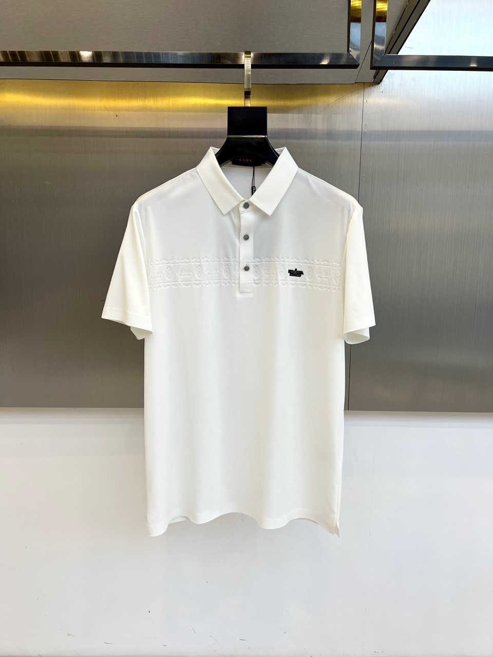 NO:433029,Prad Prada and S classic iconic logo embellishment elements, classic fashion lapels, short-sleeved Polo shirts, trading company channel orders, simple and elegant, fashionable and versatile, and the quality is even more unstriking!  The imported fixed-woven pure cotton bead mesh fabric is used, which is soft, straight, stylish, breathable and comfortable. The upper body has a good drooping feeling and is not easy to deform! It is even less likely to fade! A clean and refreshing foundation. The POLO shirt style is small and crisp pointed collar, and the armband design uses the three-dimensional craftsmanship of the brand logo, which perfectly combines leisure and business!  Fashionable and versatile!  M-4XL (model 173, 143 catties upper body L size), prada, prada, T-shirt, alexander wang19860909Prad普拉达、s经典标志性Logo点缀元素 经典时尚翻领 Polo衫短袖 ,贸易公司渠道订单,简约大气,时尚百搭,品相更是无法挑剔！选用客供进口定织纯棉珠地网眼面料,柔软挺阔有型、透气舒适.上身垂感好,不易变形!更不易褪色!干净清爽的基础 POLO衫版型,小巧而挺括的尖领有型又时尚,袖标设计运用了品牌logo立体工艺,休闲与商务完美结合！时尚百搭！M-4XL（模特173,143斤上身L码）,,prada,prada,T-shirt,alexander wang,Men's clothing