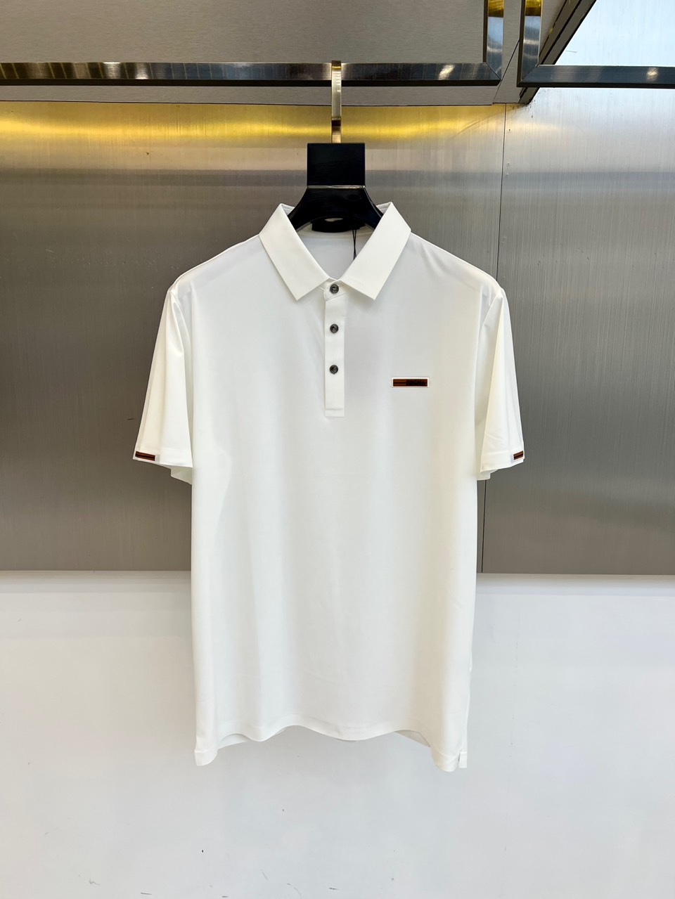 NO:433035,Zegna, s classic iconic logo embellishment elements, classic fashion lapel, Polo shirt short sleeves, trading company channel orders, simple and elegant, fashionable and versatile, and the quality is even more unstriking!  Use imported custom-woven pure cotton bead mesh fabric, which is soft, straight, stylish, breathable and comfortable. The upper body has a good drooping feeling and is not easy to deform! It is even less likely to fade! A clean and refreshing basic POLO shirt style, a small and crisp pointed collar, stylish and fashionable, perfectly combining casual and business!  Fashionable and versatile!  M-4XL (model 173, 143 catties upper body L size), zegna, T-shirt, alexander wang19860909Zegna杰尼亚、s经典标志性Logo点缀元素 经典时尚翻领 Polo衫短袖 ,贸易公司渠道订单,简约大气,时尚百搭,品相更是无法挑剔！选用客供进口定织纯棉珠地网眼面料,柔软挺阔有型、透气舒适.上身垂感好,不易变形!更不易褪色!干净清爽的基础 POLO衫版型,小巧而挺括的尖领有型又时尚,休闲与商务完美结合！时尚百搭！M-4XL（模特173,143斤上身L码）,,zegna,T-shirt,alexander wang,Men's clothing