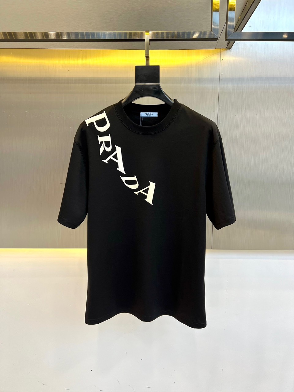 NO:444133,Prada and new spring and summer products are available for new short-sleeved T-shirts. They are made of imported European cotton fabrics, Wen Ru is soft, delicate and soft, and the upper body is naturally comfortable and cool, and the classic logo pattern contrasts in color and three-dimensional. The color is very clear, highlighting the overall styling and slimming feeling. The overall craftsmanship line is really impeccable!  48-56 (model 173, 140 catties upper body 50 sizes), prada, T-shirt,tees, t-shirt,alexander wang19860909普拉达、春夏新品发售新品短袖T恤.采用进口欧棉面料,温儒柔软 细腻柔软 上身自然是舒适 凉爽,经典logo图案撞色时尚立体.颜色十分清晰,非常的凸显整体的造型感以及修身上身感 整体的工艺车线真的是无可挑剔！48-56（模特173,140斤上身50码）,,prada,T-shirt,tees，t-shirt,alexander wang,Men's clothing