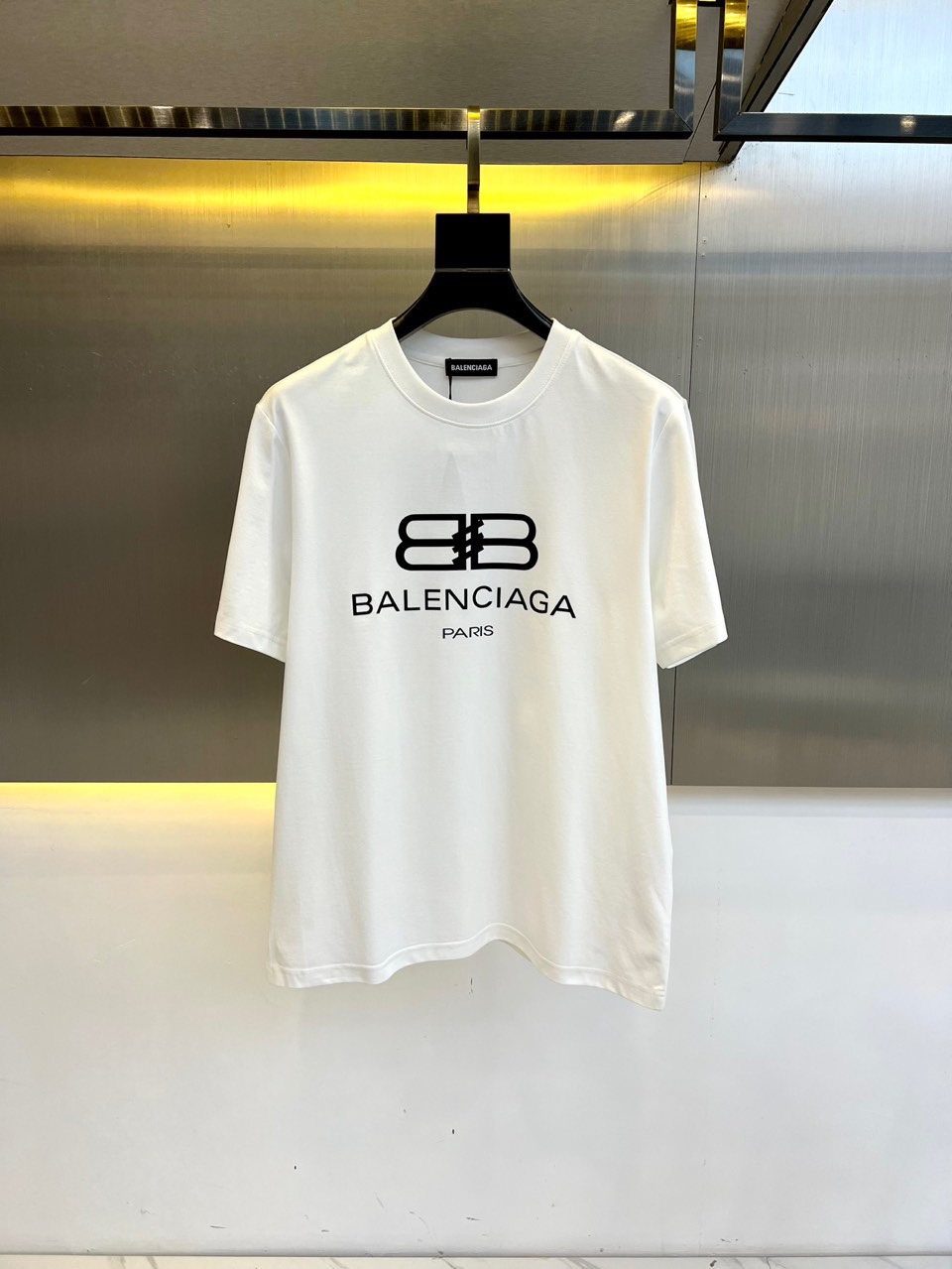 NO:444126,Bal Balenciaga, 25 new men's pure cotton casual short-sleeved T-shirt, logo pattern element printing, high-density European cotton material, paired with a brocade round neck to create a casual effect. The slim style, the fabric is not stuffy, comfortable, breathable, and soft, can be matched with jeans or sports trousers, the same style as men and women!  48-56 (model 173, 143 catties upper body 50 sizes), ,balenciaga, jeans, T-shirt, tees, t-shirt, alexander wang19860909Bal巴黎世家、25新款 男士纯棉休闲短袖t恤,logo图案元素印花,采用高密度欧棉材质,同布罗纹圆领搭打造休闲效果.修身款式,面料无闷热感,舒适透气柔软,可与牛仔裤或运动长裤搭配,男女同款！48-56（模特173,143斤上身50码）,,balenciaga,jeans,T-shirt,tees，t-shirt,alexander wang,Men's clothing