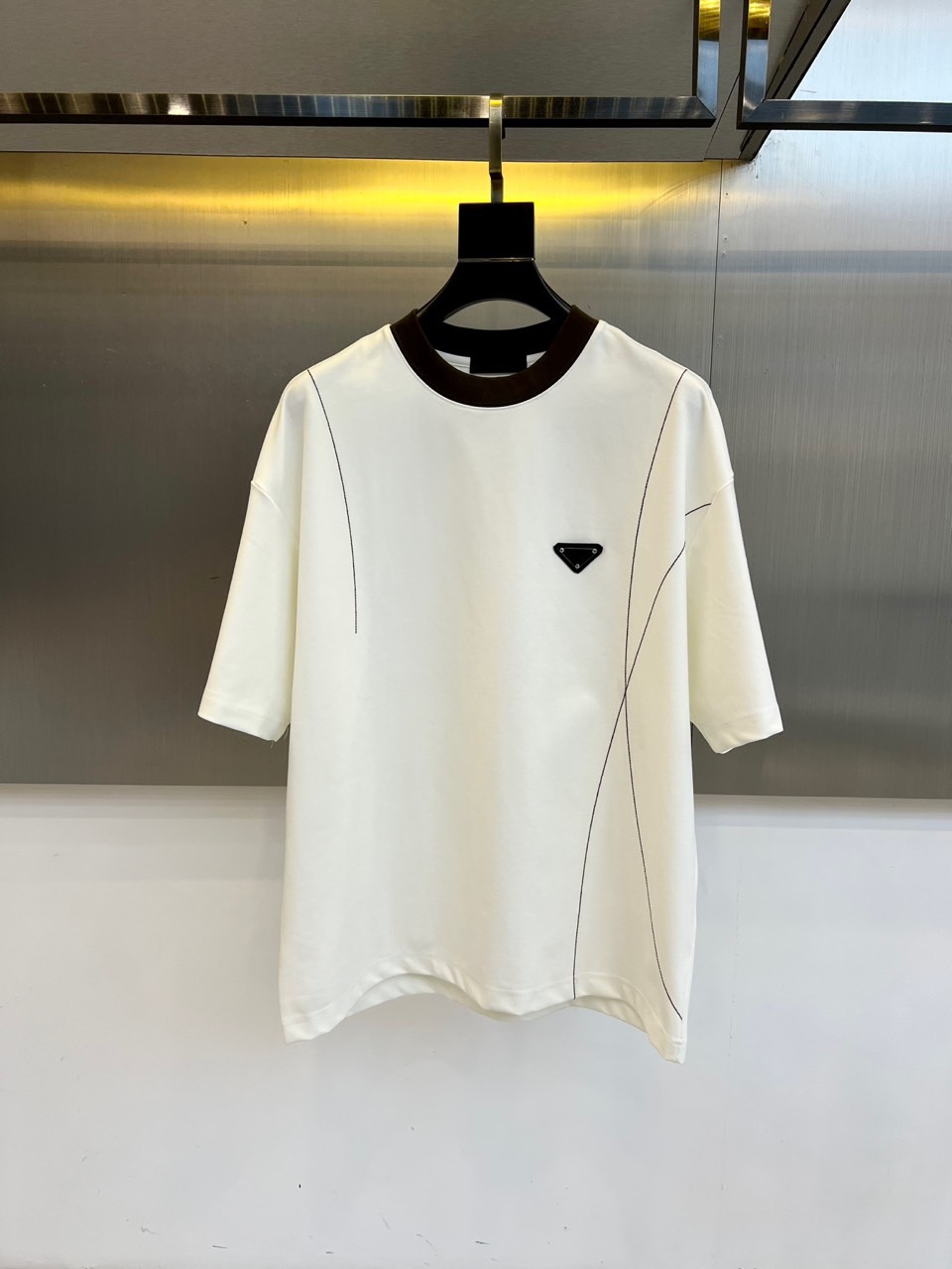 NO:444474,Prad Prad, 2025 summer men's round neck, fashionable three-dimensional letter casual European cotton short-sleeved T-shirt, selected customers to use imported pure cotton material, high-density rib splicing on the neck, and the same cylinder is fixed to ensure no color difference. The whole T-shirt fabric is comfortable and skin-friendly, absolutely beyond your imagination, the upper body is refreshing, breathable and not stuffy, and the quality is absolutely invincible. The logo is made of imported environmentally friendly paste and multi-layer printing technology. The color texture and uniformity of the pattern are perfect and cannot be picked, which is quite fashionable and brand recognition!  The exquisite basic style cutting makes the upper body more upright and stylish!  48-56 (model 173, 143 catties upper body 50 sizes), prada, prada, T-shirt, tees, t-shirt, alexander wang19860909Prad普拉达、2025夏季男士圆领时尚立体字母休闲欧棉短袖T恤,甄选客供进口纯棉材质制成,领口高密罗纹拼接,同缸定染保证无色差,整件T恤面料舒适亲肤程度绝对超乎你的想象,上身清爽透气不闷热,品相绝对堪称无敌.Logo采用进口环保浆料及多层印刷工艺打造,图案的色泽质感与均匀程度均完美到无法去挑剔,相当具有时髦感与品牌辨识度！精湛无比的基础版型裁剪,使得上身更加立挺有型！48-56（模特173,143斤上身50码）,,prada,prada,T-shirt,tees，t-shirt,alexander wang,Men's clothing