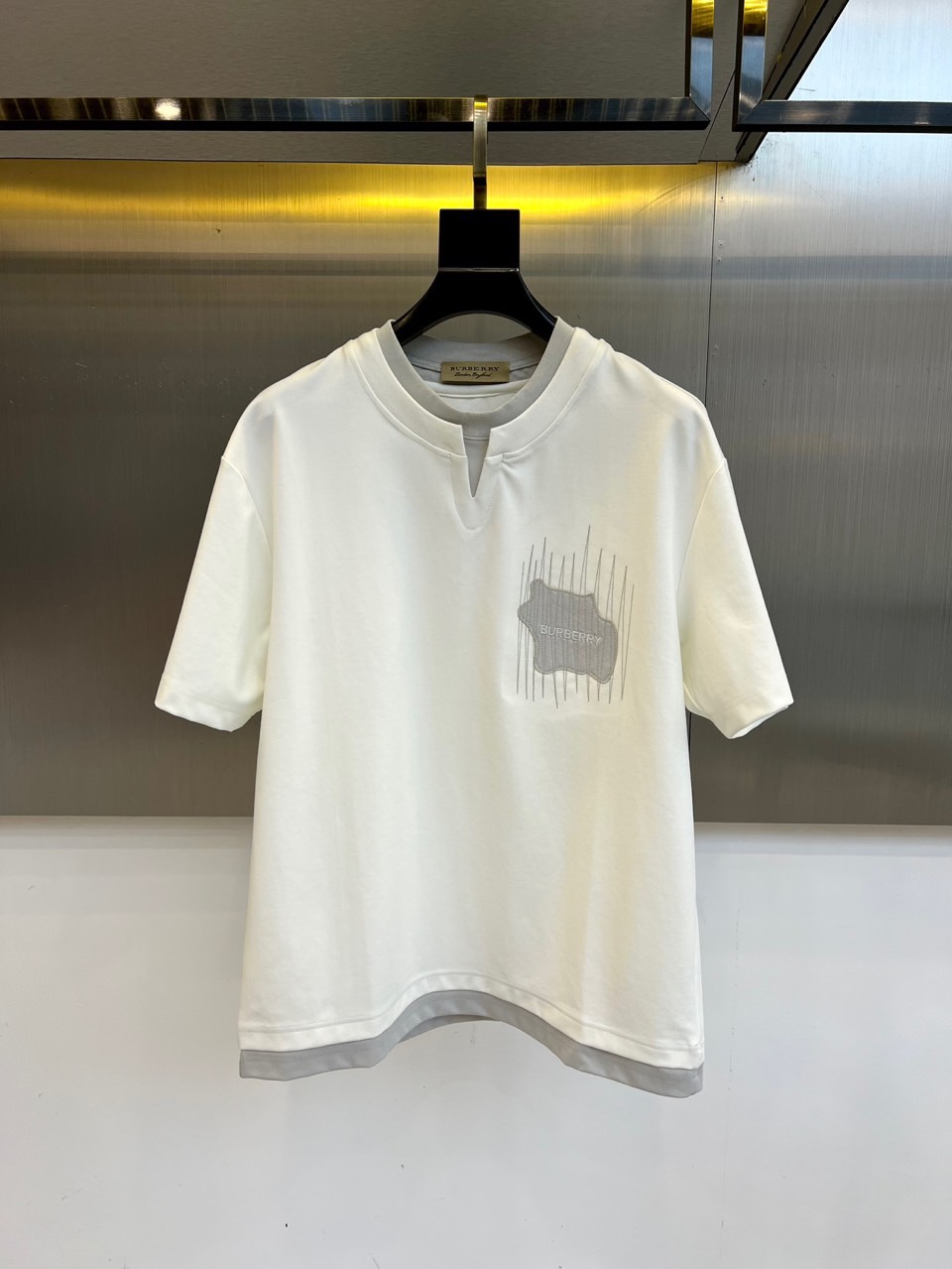 NO:444424,Burberry, 2025 summer men's round neck, fashionable three-dimensional letter casual European cotton short-sleeved T-shirt, selected customers to use imported pure cotton material, high-density rib splicing on the neck, and the same cylinder is fixed to ensure no color difference. The whole T-shirt fabric is comfortable and skin-friendly, absolutely beyond your imagination, the upper body is refreshing, breathable and not stuffy, and the quality is absolutely invincible. The logo is made of imported environmentally friendly paste and multi-layer printing technology. The color texture and uniformity of the pattern are perfect and cannot be picked, which is quite fashionable and brand recognition!  The exquisite basic style cutting makes the upper body more upright and stylish!  48-56 (model 173, 143 catties upper body 50 sizes), burberry, T-shirt, tees, t-shirt, alexander wang19860909巴宝莉、2025夏季男士圆领时尚立体字母休闲欧棉短袖T恤,甄选客供进口纯棉材质制成,领口高密罗纹拼接,同缸定染保证无色差,整件T恤面料舒适亲肤程度绝对超乎你的想象,上身清爽透气不闷热,品相绝对堪称无敌.Logo采用进口环保浆料及多层印刷工艺打造,图案的色泽质感与均匀程度均完美到无法去挑剔,相当具有时髦感与品牌辨识度！精湛无比的基础版型裁剪,使得上身更加立挺有型！48-56（模特173,143斤上身50码）,,burberry,T-shirt,tees，t-shirt,alexander wang,Men's clothing