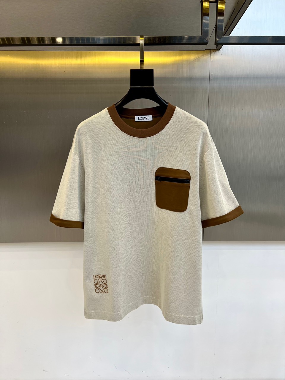 NO:444431,Luo Yiwei, 2025 summer men's round neck, fashionable three-dimensional letter casual European cotton short-sleeved T-shirt, selected customers to use imported pure cotton material, high-density rib splicing on the neck, and the same cylinder is fixed to ensure no color difference. The whole T-shirt fabric is comfortable and skin-friendly, absolutely beyond your imagination, the upper body is refreshing, breathable and not stuffy, and the quality is absolutely invincible. The logo is made of imported environmentally friendly paste and multi-layer printing technology. The color texture and uniformity of the pattern are perfect and cannot be picked, which is quite fashionable and brand recognition!  The exquisite basic style cutting makes the upper body more upright and stylish!  48-56 (model 173, 143 catties upper body 50 sizes), loewe, T-shirt, tees, t-shirt, alexander wang19860909罗意威、2025夏季男士圆领时尚立体字母休闲欧棉短袖T恤,甄选客供进口纯棉材质制成,领口高密罗纹拼接,同缸定染保证无色差,整件T恤面料舒适亲肤程度绝对超乎你的想象,上身清爽透气不闷热,品相绝对堪称无敌.Logo采用进口环保浆料及多层印刷工艺打造,图案的色泽质感与均匀程度均完美到无法去挑剔,相当具有时髦感与品牌辨识度！精湛无比的基础版型裁剪,使得上身更加立挺有型！48-56（模特173,143斤上身50码）,,loewe,T-shirt,tees，t-shirt,alexander wang,Men's clothing