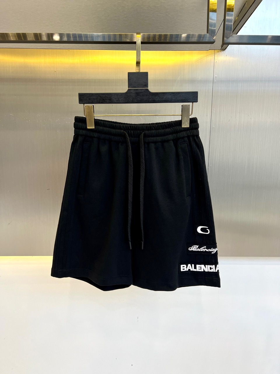 NO:439903,Balenciaga and SS summer new products are available for shorts!  Special fabric for imported custom shorts is selected and specially designed for imported custom shorts, which is flat and simple, skin-friendly and refreshing. The softness and comfort of the fabric are impeccable and highly recognizable. There is absolutely no mistake in the upper body, and the matching performance is undoubtedly the waist design, elastic elastic waist circumference modification!  Each piece of high-end craftsmanship determines success or failure!  Very good quality and a fashionable item!  M-3XL (order information about height weight waist circumference), balenciaga, shorts, alexander wang19860909巴黎世家、ss夏季新品发售短裤！甄选客供进口定制短裤专用面料,平整简约,亲肤透爽.面料的柔软性舒适性也都是无可挑剔的、辨识度高,上身绝对不会出错,搭配性能更是毫无疑问,腰身设计松紧弹力腰围修饰！高端工艺每件决定成败！ 品质质感非常不错一款时尚单品！M-3XL（下单情报身高体重腰围）,,balenciaga,shorts,alexander wang,Men's clothing