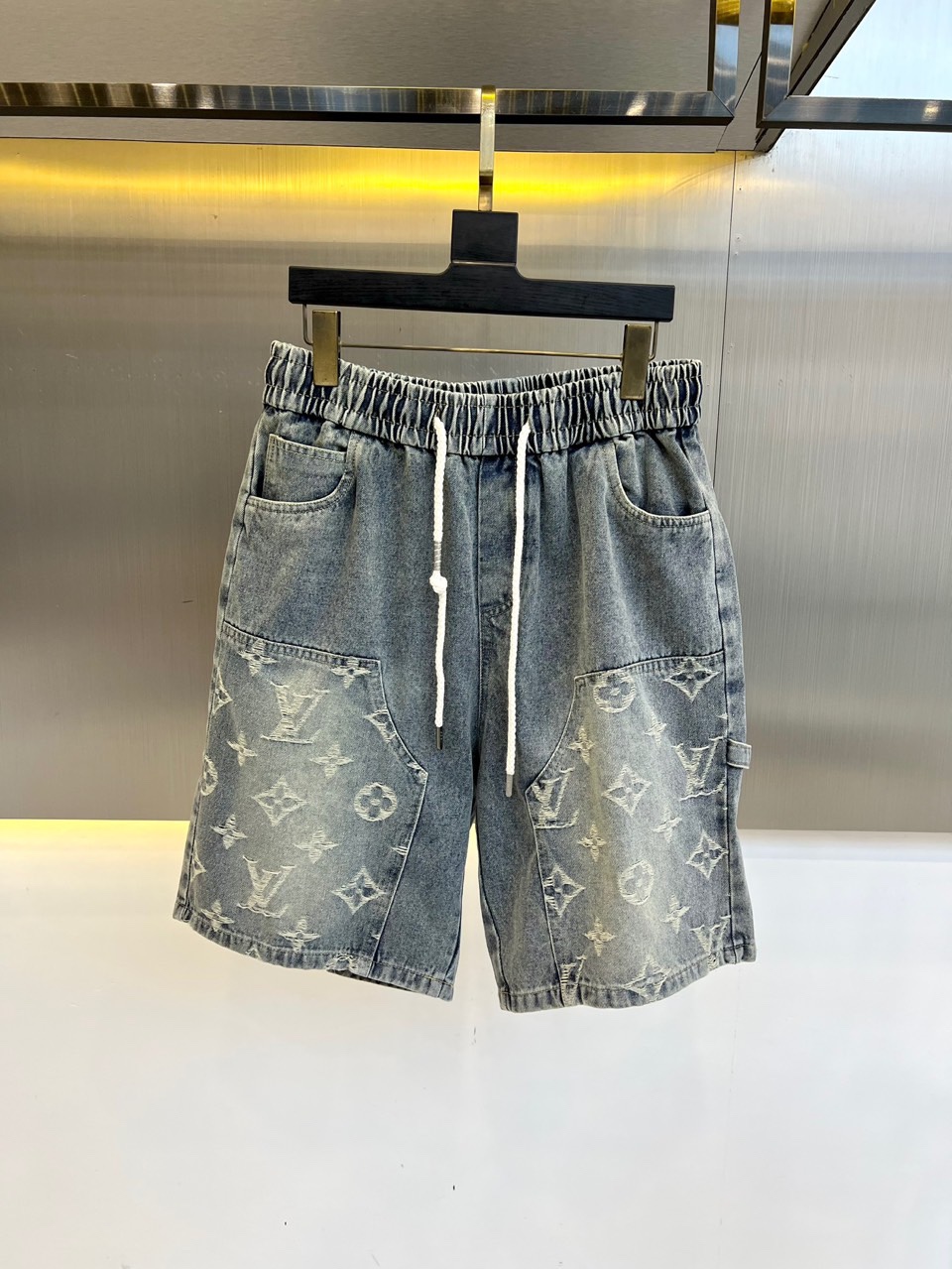 NO:439910,1v. Spring and summer new logo casual denim shorts are another masterpiece that makes people shine!  Panoramic presbyopia logo pattern wash and mark decoration!  You can immediately feel its uniqueness when worn on the body, with a strong brand style and a relaxed look that will make you the highlight of the public!  Just because I was planted at a glance, I had to use materials, handicrafts, design and other production processes to the extreme, and imported pure cotton fabrics!  Full cotton!  The texture of this model is quite touching, the specifications and grades are known with tentacles. The degree of delicateness and breathability are top-notch!  48-56 (please report height and weight by placing an order), shorts, alexander wang198609091v、春夏新品logo休闲牛仔短裤,又是一件让人眼前一亮的佳作！全景老花logo图案洗水印花修饰！穿上身马上就能感受到它的与众不同,品牌风格浓烈,轻松的能让你变成大众亮点！只因为一眼就被种草,喜欢就要任性用料、手工、 设计等各方面的制作工序都是做到了极致,百分百进口纯棉的面料！棉质饱满！此款的质感相当感人 触手便知规格档次 细腻程度与透气效果堪称顶级！48-56（下单请报身高体重）,,shorts,alexander wang,Men's clothing