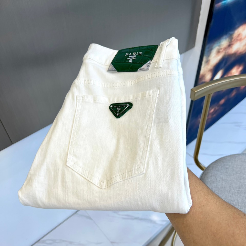 NO:439928,Prad Prada, new products in early spring!  Custom fabrics are softer and more comfortable than ordinary denim fabrics!  Super heavy industry washing process, double craft washing. The whole pair of pants has a comfortable feel, delicateness and breathable effect. All hardware brand logos are customized by special models, and the materials are selected as the best attributes. A good pair of jeans focuses on the fabric!  !  Add 2 elastic spandex ingredients!  It makes the fabric elastic and the comfort is great!  The fabric is very dense!  !  The texture of customer-supplied imported products is very powerful. The three-dimensional P-home embroidered logo in the back pocket is full of historical heritage, highlighting the brand style. It is clear and textured!  29-38 (no 37), prada, prada, jeans, alexander wang19860909Prad普拉达、早春新品！定制面料和一般牛仔布料比起来,更加柔软舒适！超重工洗水工艺 双工艺洗水 整条裤子,手感舒适,细腻程度与透气效果堪称顶级,所有的五金品牌logo都是专模定做,材质都是选最好的属性.好的一条牛仔裤,重点在面料！！加入2弹力氨纶成分！使得面料的弹性很好,舒适性非常棒！面料密度很高！！客供进口的质感非常强大,后面口袋立体的P家刺绣徽标充满历史底蕴,彰显品牌格调.清晰富有质感！29-38（无37）,,prada,prada,jeans,alexander wang,Men's clothing