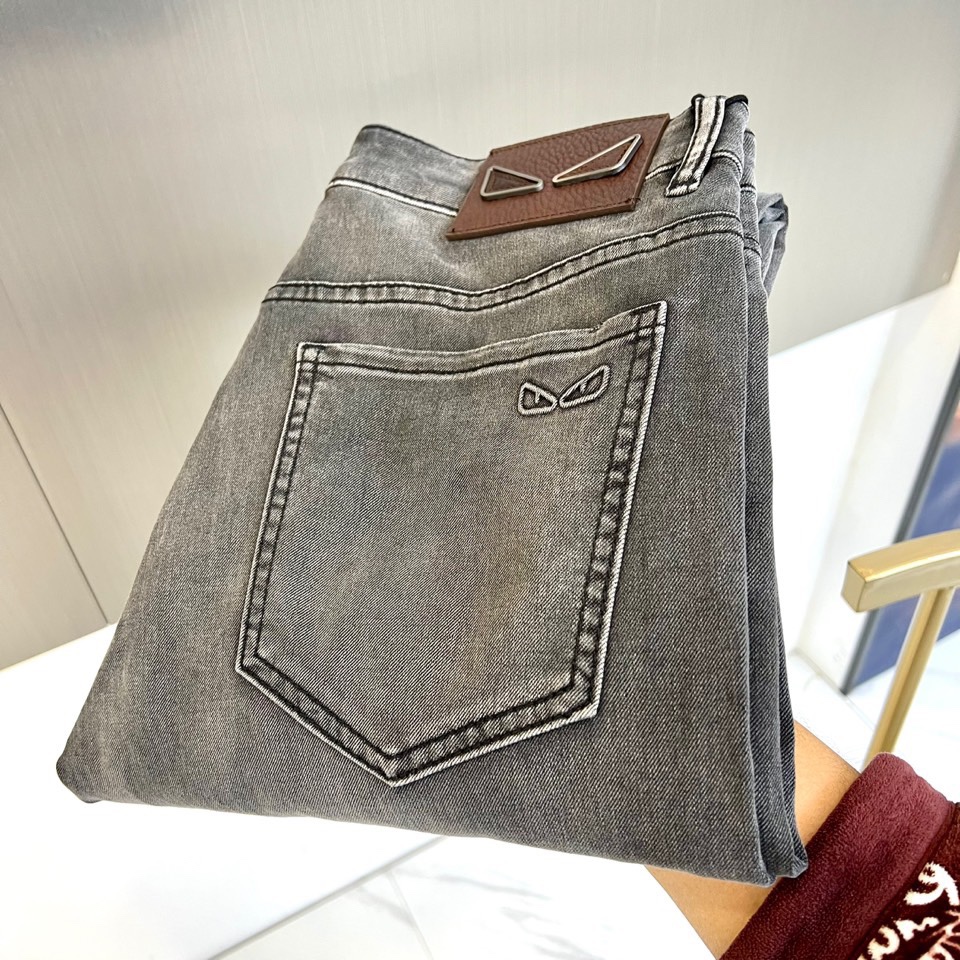 NO:439935,Fend, spring and summer fashion wash logo jeans, men's back pocket brand Little Monster logo slim straight jeans. This trouser is specially designed for imported top 95 cotton 5 spandex daily blended denim fabric. It is light and washed jeans. It has been processed through multiple washing processes, making it very soft and comfortable!  The whole pair of trousers presents a very eye-catching and fashionable retro gray effect, and the feel is soft and skin-friendly. It is comfortable and breathable and has a crisp texture. It is a versatile style that can be controlled by commuting all seasons!  29-38 (no 37), fendi, fendi, jeans, alexander wang19860909Fend芬迪、春夏款时尚水洗logo牛仔裤,男士后口袋品牌小怪兽徽标修身直筒牛仔长裤.此款裤装精选客供进口顶级95棉5氨纶日制混纺牛仔面料制作而成,轻薄水洗牛仔,经多道水洗工艺加工处理,贴身非常绵软舒适！整条裤装呈现出非常养眼时髦的复古灰色效果,同时手感更是柔软亲肤,着穿舒适透气且不失挺括质感,四季通勤皆可驾驭的百搭款式！29-38（无37）,,fendi,fendi,jeans,alexander wang,Men's clothing