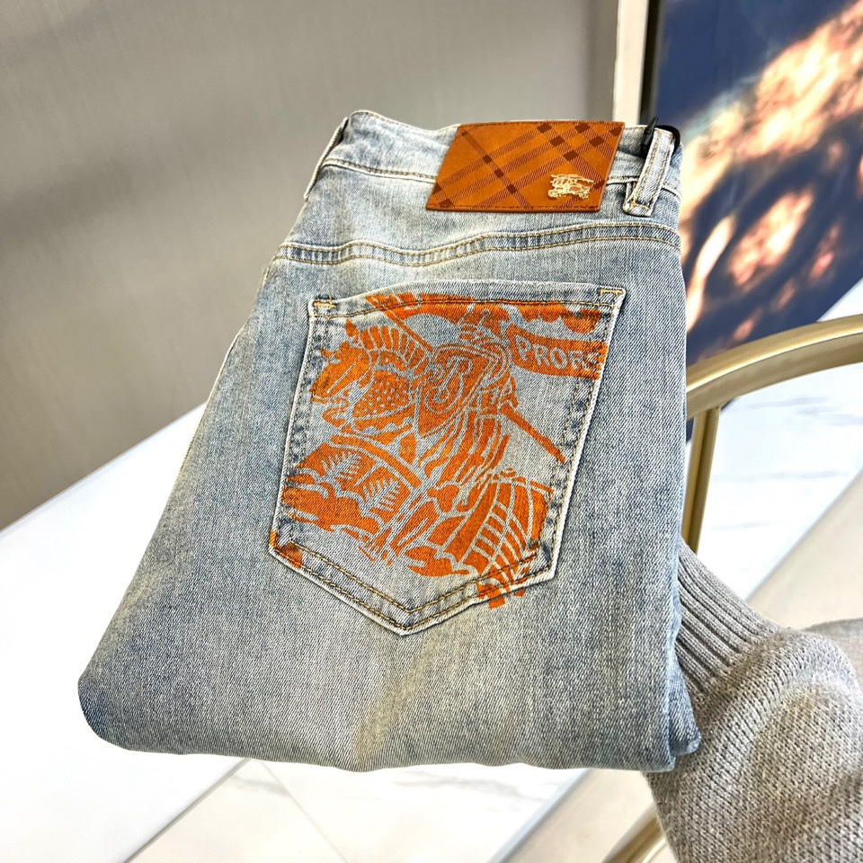 NO:439944,Burberry and new spring and summer products are on sale!  Men's original single heavyweight limited edition denim soft cloth jeans, a relatively versatile denim color, the purest original color, no complicated craftsmanship to make gimmicks, the vision is very clean, but the hole is heavy and water-washed is extremely eye-catching!  The latest color labels of the season enrich the details, enhance the overall sense of fashion and highlight the brand image!  Customers provide heavy tannins made in Japan, retaining the original color effect of indigo tannins. The details are rich, and the details are very light and luxurious and high-end. They are ingenious and unique, and they appreciate their unique craftsmanship charm!  The style is perfectly tailored, and the hip lifting is excellent in slimming and slimming!  29-38 (no 37), burberry, burberry, jeans, alexander wang19860909Bur巴宝莉、春夏新品发售！男士原单重磅限量丹宁软布牛仔裤,比较百搭的一款丹宁牛仔色,最纯粹的原色调,通体无复杂工艺做噱头,视觉非常干净,唯独破洞重水洗极为抢眼！当季最新彩标 丰富了细节,提升了整体的时尚感及凸显了品牌形象！客供日本制重磅丹宁,保留了靛蓝色丹宁的原色效果,细节元素各自丰富,细品非常轻奢且高级,匠心独具,领略其独特的工艺魅力！版型剪裁完美,提臀修身显瘦效果极佳！ 29-38（无37）,,burberry,burberry,jeans,alexander wang,Men's clothing