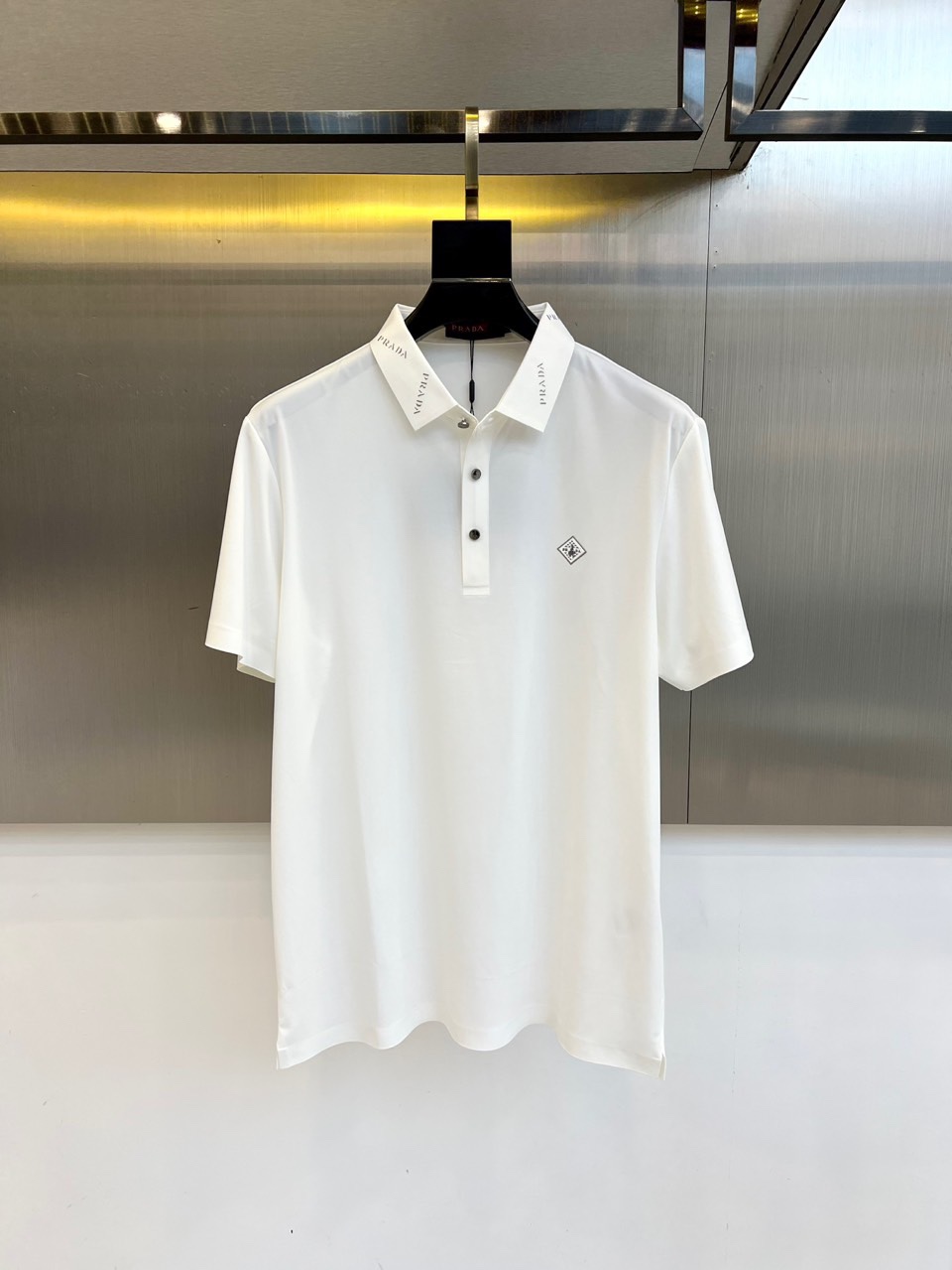 NO:441876,Prada, 2025s classic iconic logo embellishment elements, classic fashion lapel, Polo shirt short sleeves, trading company channel orders, simple and elegant, fashionable and versatile, and the quality is even more unstriking!  Use imported custom-woven pure cotton bead mesh fabric, which is soft, straight, stylish, breathable and comfortable. The upper body has a good drooping feeling and is not easy to deform! It is even less likely to fade! A clean and refreshing basic POLO shirt style, a small and crisp pointed collar, stylish and fashionable, perfectly combining casual and business!  Fashionable and versatile!  M-4XL (model 173, 143 catties upper body L size), prada, T-shirt, alexander wang19860909普拉达、2025s经典标志性Logo点缀元素 经典时尚翻领 Polo衫短袖 ,贸易公司渠道订单,简约大气,时尚百搭,品相更是无法挑剔！选用客供进口定织纯棉珠地网眼面料,柔软挺阔有型、透气舒适.上身垂感好,不易变形!更不易褪色!干净清爽的基础 POLO衫版型,小巧而挺括的尖领有型又时尚,休闲与商务完美结合！时尚百搭！M-4XL（模特173,143斤上身L码）,,prada,T-shirt,alexander wang,Men's clothing