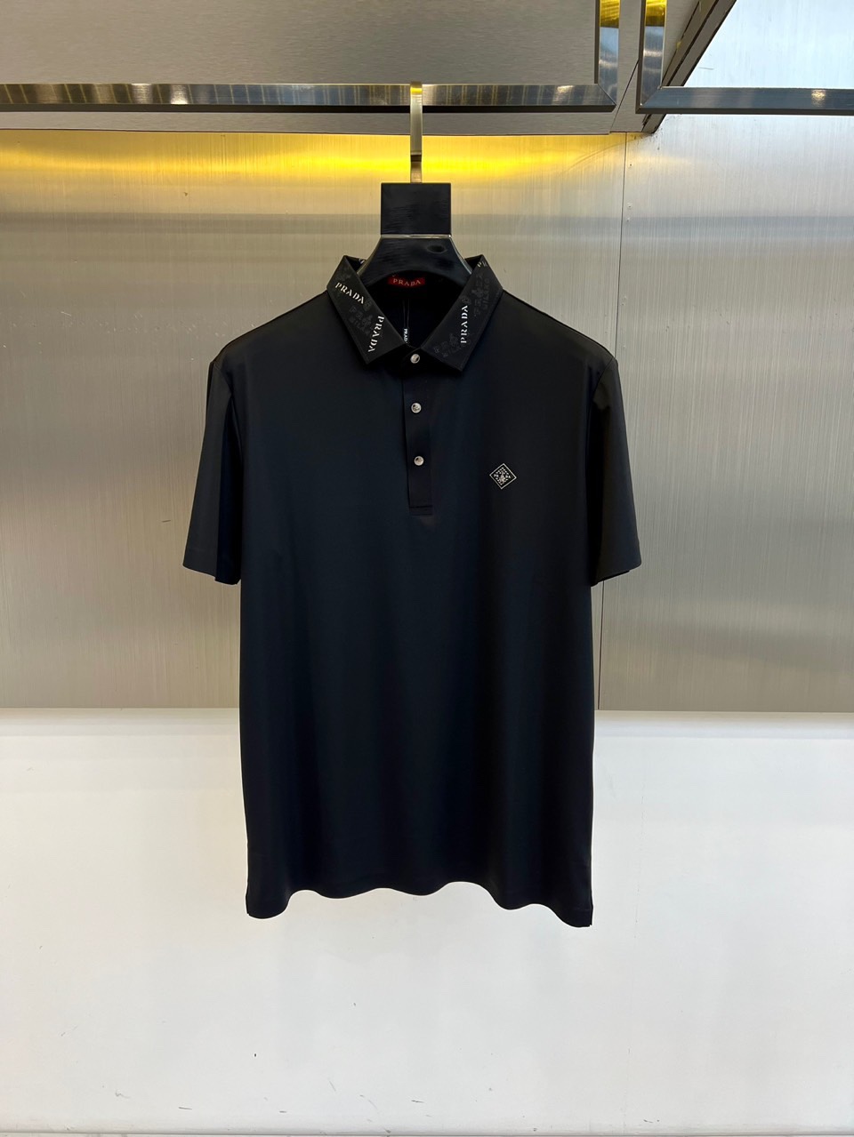 NO:439958,Prada and S classic iconic logo embellishments, classic fashion lapels, short-sleeved Polo shirts, trading company channel orders, simple and elegant, fashionable and versatile, and the quality is even more unstriking!  Use imported custom-woven pure cotton bead mesh fabric, which is soft, straight, stylish, breathable and comfortable. The upper body has a good drooping feeling and is not easy to deform! It is even less likely to fade! A clean and refreshing basic POLO shirt style, a small and crisp pointed collar, stylish and fashionable, perfectly combining casual and business!  Fashionable and versatile!  M-4XL (model 173, 143 catties upper body L size), prada, T-shirt, alexander wang19860909普拉达、s经典标志性Logo点缀元素 经典时尚翻领 Polo衫短袖 ,贸易公司渠道订单,简约大气,时尚百搭,品相更是无法挑剔！选用客供进口定织纯棉珠地网眼面料,柔软挺阔有型、透气舒适.上身垂感好,不易变形!更不易褪色!干净清爽的基础 POLO衫版型,小巧而挺括的尖领有型又时尚,休闲与商务完美结合！时尚百搭！M-4XL（模特173,143斤上身L码）,,prada,T-shirt,alexander wang,Men's clothing