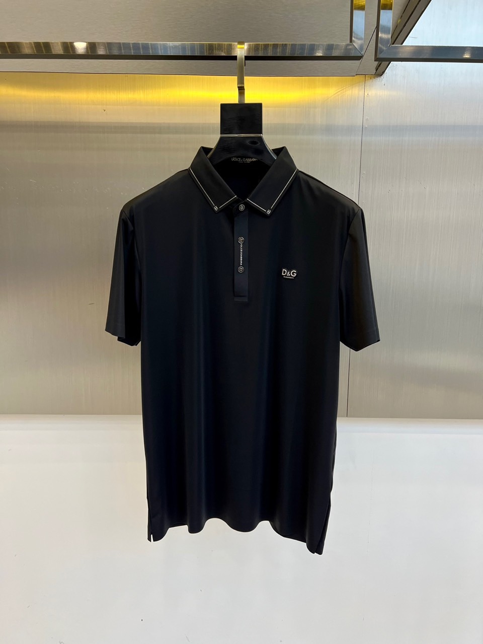 NO:439965,Dolce & Gabbana and S classic iconic logo embellishments, classic fashion lapels, short-sleeved Polo shirts, trading company channel orders, simple and elegant, fashionable and versatile, and the quality is even more unstriking!  Use imported custom-woven pure cotton bead mesh fabric, which is soft, straight, stylish, breathable and comfortable. The upper body has a good drooping feeling and is not easy to deform! It is even less likely to fade! A clean and refreshing basic POLO shirt style, a small and crisp pointed collar, stylish and fashionable, perfectly combining casual and business!  Fashionable and versatile!  M-4XL (model 173, 143 catties upper body L size), Dolce & Gabbana, T-shirt, alexander wang19860909杜嘉班纳、s经典标志性Logo点缀元素 经典时尚翻领 Polo衫短袖 ,贸易公司渠道订单,简约大气,时尚百搭,品相更是无法挑剔！选用客供进口定织纯棉珠地网眼面料,柔软挺阔有型、透气舒适.上身垂感好,不易变形!更不易褪色!干净清爽的基础 POLO衫版型,小巧而挺括的尖领有型又时尚,休闲与商务完美结合！时尚百搭！M-4XL（模特173,143斤上身L码）,,Dolce&Gabbana,T-shirt,alexander wang,Men's clothing