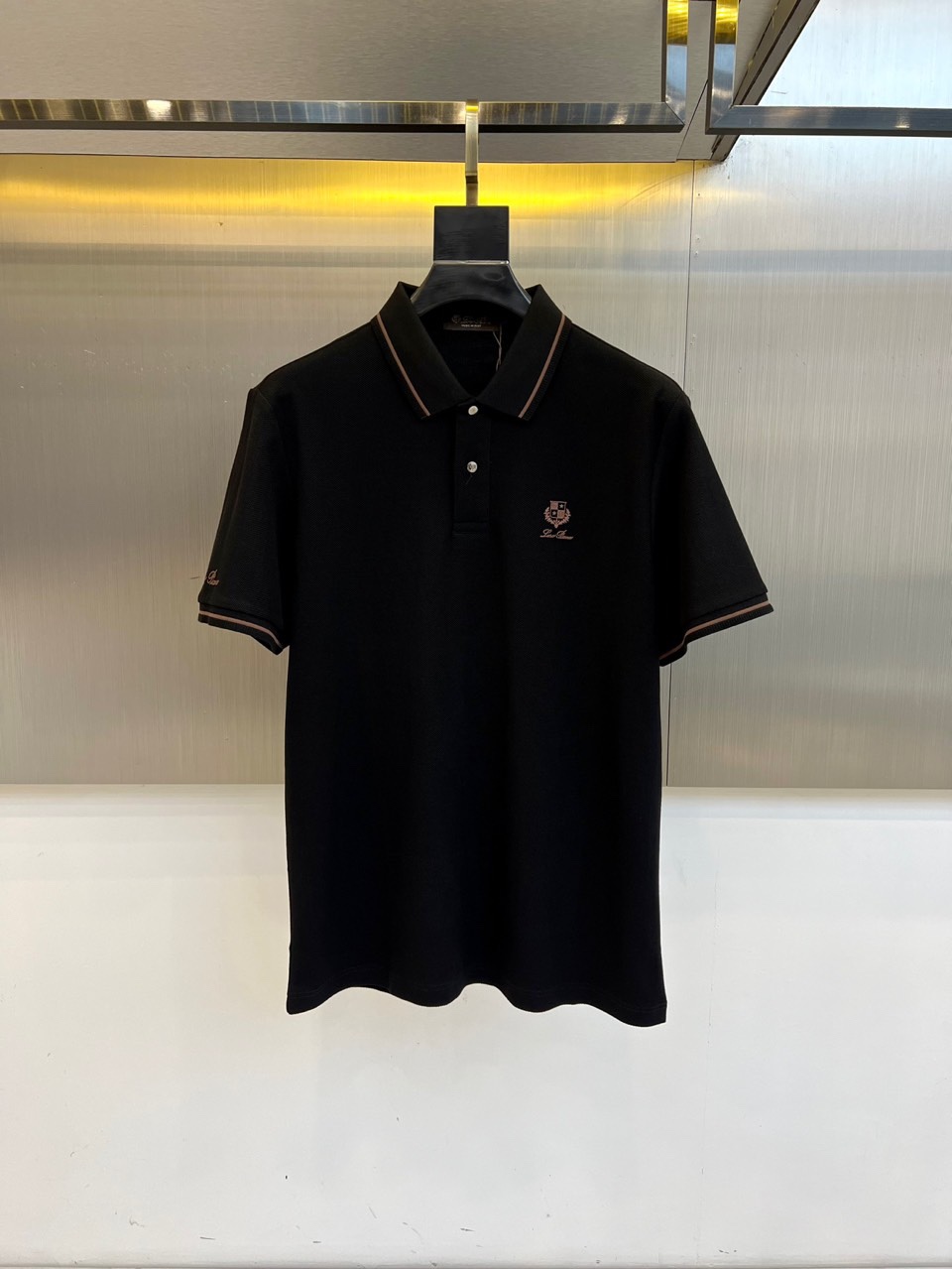 NO:439972,LP and s classic iconic logo embellishment elements, classic fashion lapel, Polo shirt short sleeves, trading company channel orders, simple and elegant, fashionable and versatile, and the quality is even more unstriking!  Use imported custom-woven pure cotton bead mesh fabric, which is soft, straight, stylish, breathable and comfortable. The upper body has a good drooping feeling and is not easy to deform! It is even less likely to fade! A clean and refreshing basic POLO shirt style, a small and crisp pointed collar, stylish and fashionable, perfectly combining casual and business!  Fashionable and versatile!  M-4XL (model 173, 143 catties upper body L size), loro piana, T-shirt, alexander wang19860909LP、s经典标志性Logo点缀元素 经典时尚翻领 Polo衫短袖 ,贸易公司渠道订单,简约大气,时尚百搭,品相更是无法挑剔！选用客供进口定织纯棉珠地网眼面料,柔软挺阔有型、透气舒适.上身垂感好,不易变形!更不易褪色!干净清爽的基础 POLO衫版型,小巧而挺括的尖领有型又时尚,休闲与商务完美结合！时尚百搭！M-4XL（模特173,143斤上身L码）,,loro piana,T-shirt,alexander wang,Men's clothing