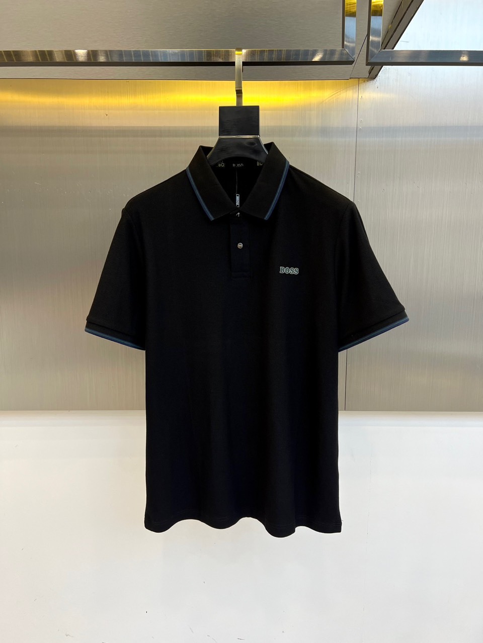 NO:439978,Boss and S classic iconic logo embellishments, classic fashion lapels, short-sleeved Polo shirts, trading company channel orders, simple and elegant, fashionable and versatile, and the quality is even more unstriking!  Use imported custom-woven pure cotton bead mesh fabric, which is soft, straight, stylish, breathable and comfortable. The upper body has a good drooping feeling and is not easy to deform! It is even less likely to fade! A clean and refreshing basic POLO shirt style, a small and crisp pointed collar, stylish and fashionable, perfectly combining casual and business!  Fashionable and versatile!  M-4XL (model 173, 143 catties upper body L size), T-shirt, alexander wang19860909boss、s经典标志性Logo点缀元素 经典时尚翻领 Polo衫短袖 ,贸易公司渠道订单,简约大气,时尚百搭,品相更是无法挑剔！选用客供进口定织纯棉珠地网眼面料,柔软挺阔有型、透气舒适.上身垂感好,不易变形!更不易褪色!干净清爽的基础 POLO衫版型,小巧而挺括的尖领有型又时尚,休闲与商务完美结合！时尚百搭！M-4XL（模特173,143斤上身L码）,,T-shirt,alexander wang,Men's clothing