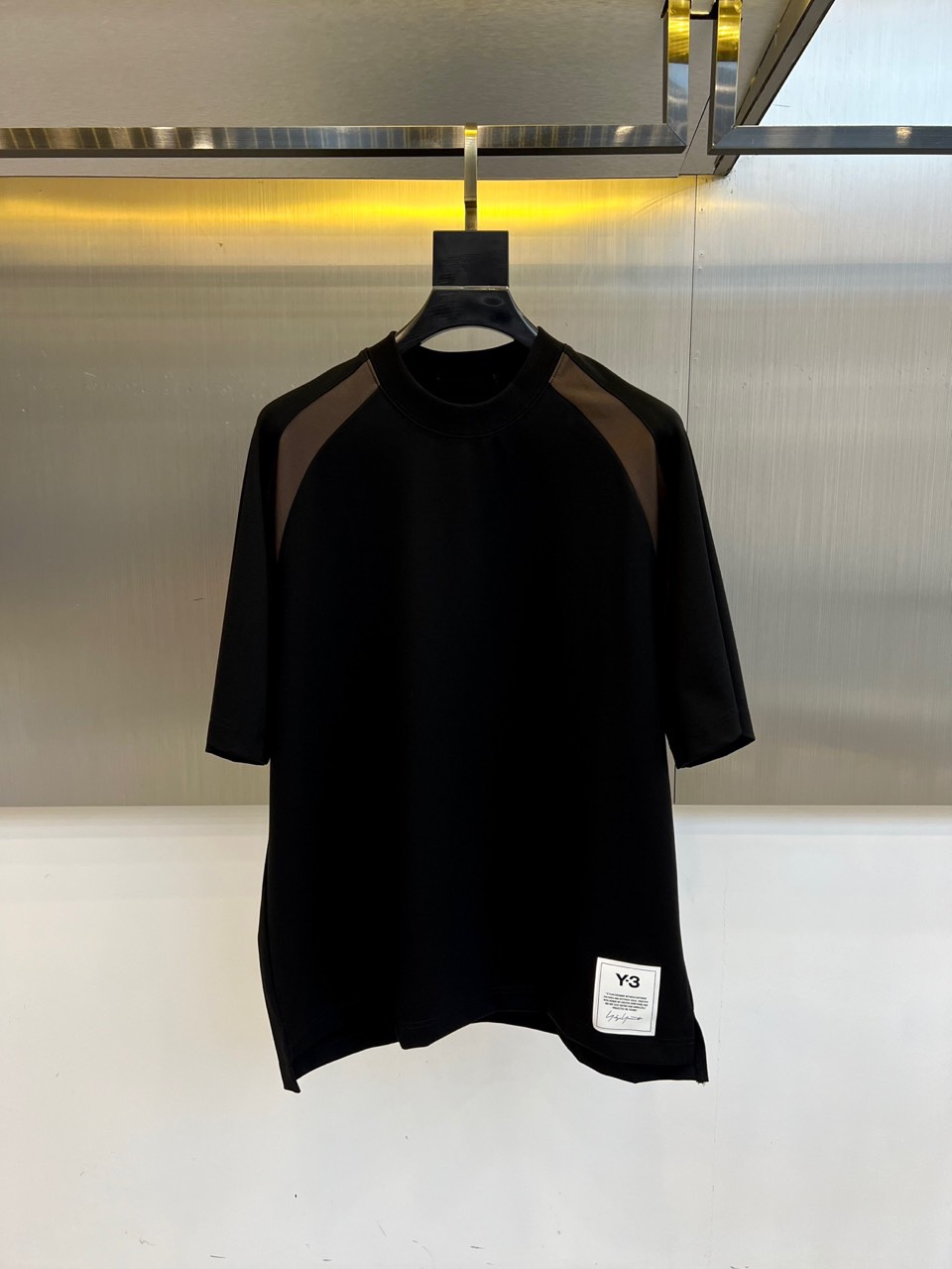 NO:439989,Y-3. Summer men's round neck, fashionable three-dimensional letter casual European cotton short-sleeved T-shirt, selected for imported pure cotton material, high-density rib splicing on the neck, and the same cylinder is fixed to ensure no color difference. The whole T-shirt fabric is comfortable and skin-friendly, absolutely beyond your imagination, the upper body is refreshing, breathable and not stuffy, and the quality is absolutely invincible. The logo is made of imported environmentally friendly paste and multi-layer printing technology. The color texture and uniformity of the pattern are perfect and cannot be picked. It is quite fashionable and brand recognition!  The exquisite basic style cutting makes the upper body more upright and stylish!  48-56 (model 173, 143 catties upper body 50 sizes), T-shirt,tees, t-shirt,alexander wang19860909Y-3、夏季男士圆领时尚立体字母休闲欧棉短袖T恤,甄选客供进口纯棉材质制成,领口高密罗纹拼接,同缸定染保证无色差,整件T恤面料舒适亲肤程度绝对超乎你的想象,上身清爽透气不闷热,品相绝对堪称无敌.Logo采用进口环保浆料及多层印刷工艺打造,图案的色泽质感与均匀程度均完美到无法去挑剔,相当具有时髦感与品牌辨识度！精湛无比的基础版型裁剪,使得上身更加立挺有型！48-56（模特173,143斤上身50码）,,T-shirt,tees，t-shirt,alexander wang,Men's clothing