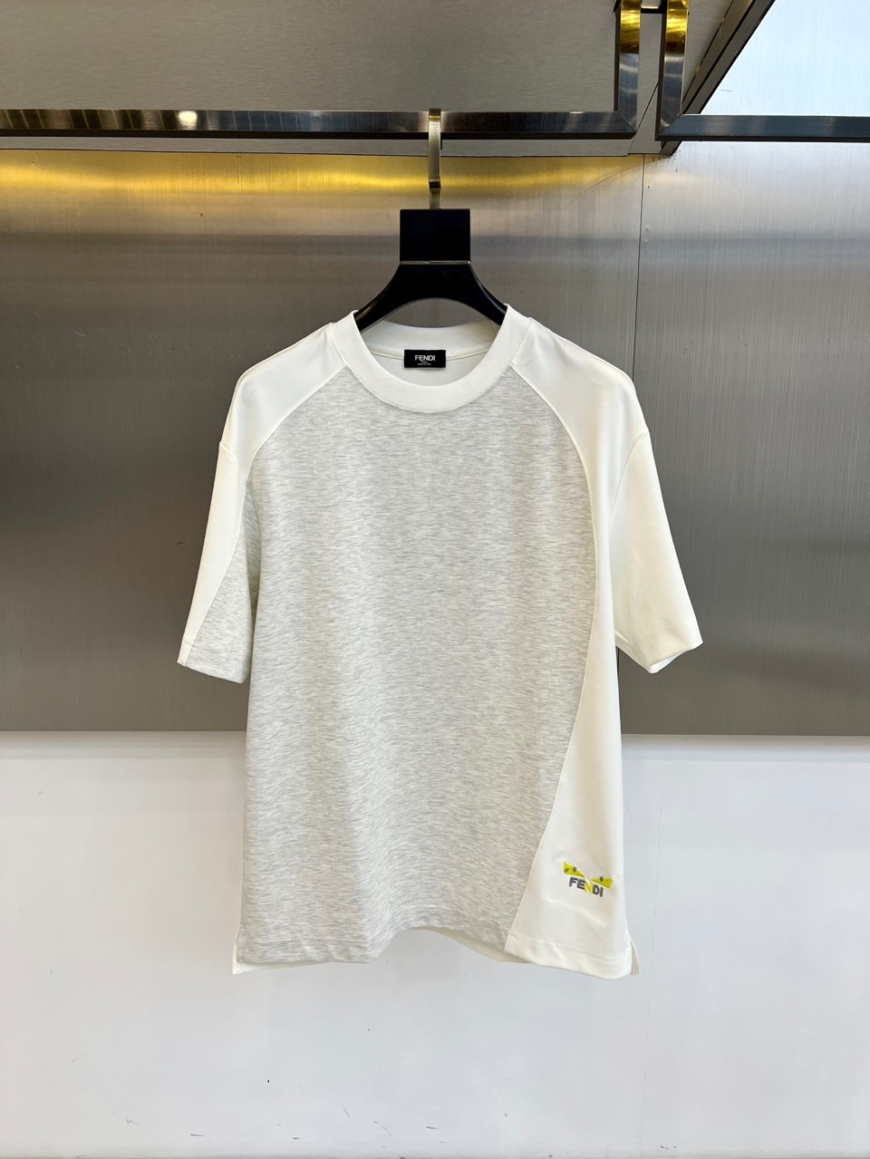 NO:439931,Fendi and summer men's round neck, fashionable three-dimensional letter casual European cotton short-sleeved T-shirts are selected for imported pure cotton materials, with high-density rib splicing on the neckline, and the same cylinder is dyed to ensure no color difference. The whole T-shirt fabric is comfortable and skin-friendly, and the upper body is refreshing, breathable and not stuffy, and the quality is absolutely invincible. The logo is made of imported environmentally friendly paste and multi-layer printing technology. The color texture and uniformity of the pattern are so perfect that it cannot be picked. It is quite fashionable and brand recognition!  The exquisite basic style cutting makes the upper body more upright and stylish!  48-56 (model 173, 143 catties upper body 50 sizes), fendi, T-shirt, tees, t-shirt, alexander wang19860909芬迪、夏季男士圆领时尚立体字母休闲欧棉短袖T恤,甄选客供进口纯棉材质制成,领口高密罗纹拼接,同缸定染保证无色差,整件T恤面料舒适亲肤程度绝对超乎你的想象,上身清爽透气不闷热,品相绝对堪称无敌.Logo采用进口环保浆料及多层印刷工艺打造,图案的色泽质感与均匀程度均完美到无法去挑剔,相当具有时髦感与品牌辨识度！精湛无比的基础版型裁剪,使得上身更加立挺有型！48-56（模特173,143斤上身50码）,,fendi,T-shirt,tees，t-shirt,alexander wang,Men's clothing