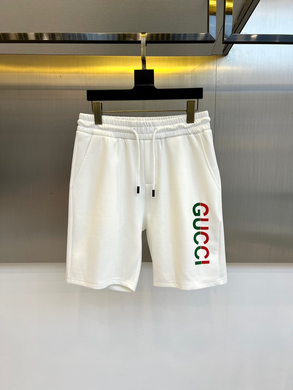 NO:439960,Gucci, 25s new summer casual shorts!  Drawstring embroidery logo design. Simple and high-end. Custom-made Egyptian cotton fabric with imported high-density cotton, light and breathable. Full of comfort. The original hardware is full of texture and strong sense of high-end!  The overall vision is simple but not monotonous. It is full of high-end feeling!  The three-dimensional cutting craftsmanship is not picky!  48-56 (please report waist size by order), gucci, shorts, alexander wang19860909Gucci、25s新款夏季休闲短裤！抽绳刺绣logo设计.简单高级.进口高密棉订制埃及棉面料,手感轻薄透气.舒适感满满.原厂五金质感满满.高级感强！整体视觉简单而不单调.满满高级感！立体裁剪工艺版型不挑人！48-56（下单请报腰围尺寸）,,gucci,shorts,alexander wang,Men's clothing